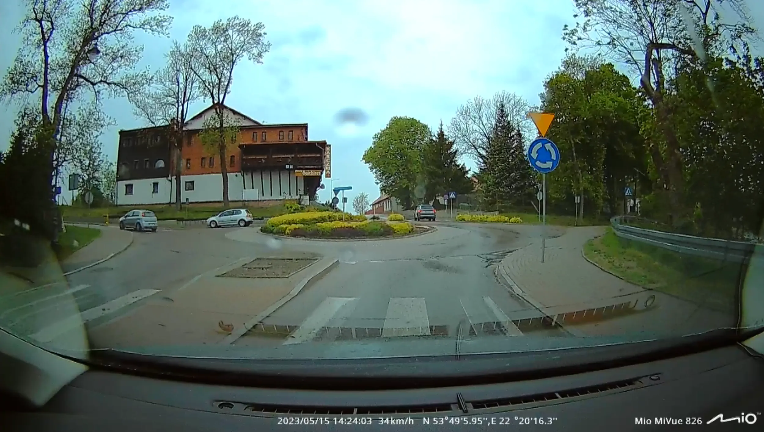 Jeździ na zderzaku a do tego na rondzie pod prąd.