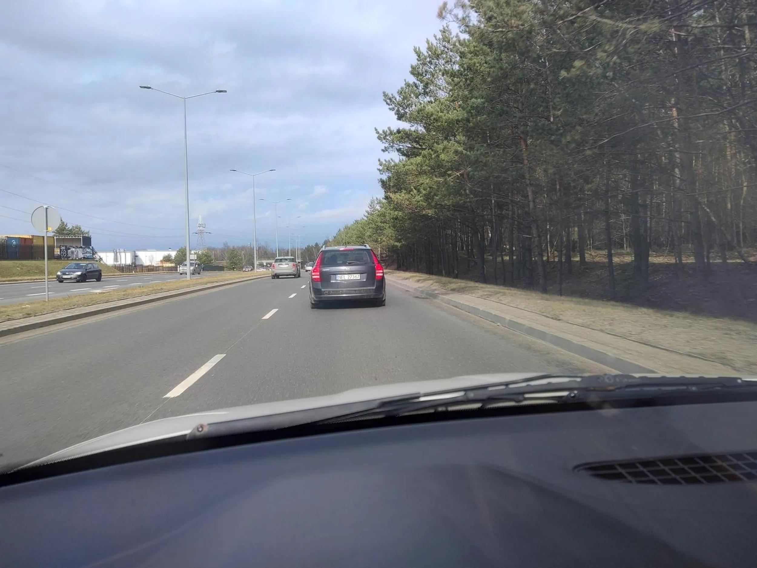 Imbecyl wyjeżdża spod galeri w lewo nie patrząc czy ktoś z prawej jedzie. Mało tego robi to pasem do wjazdu mijając inne auta czekające aby wyjechać. Mózg to chyba wyparował imbecylowi.