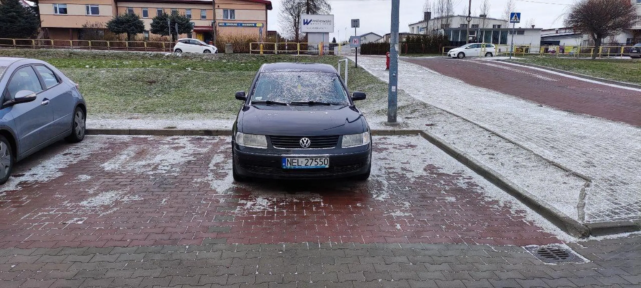 ja wiem że się zmieściłeś w liniach, brawo. Przedszkolaki też tak potrafią, ale jako dorosła osoba wiesz że tak parkując eliminujesz jedno miejsce parkingowe przed pięknym przybytkiem zwanym biedronką