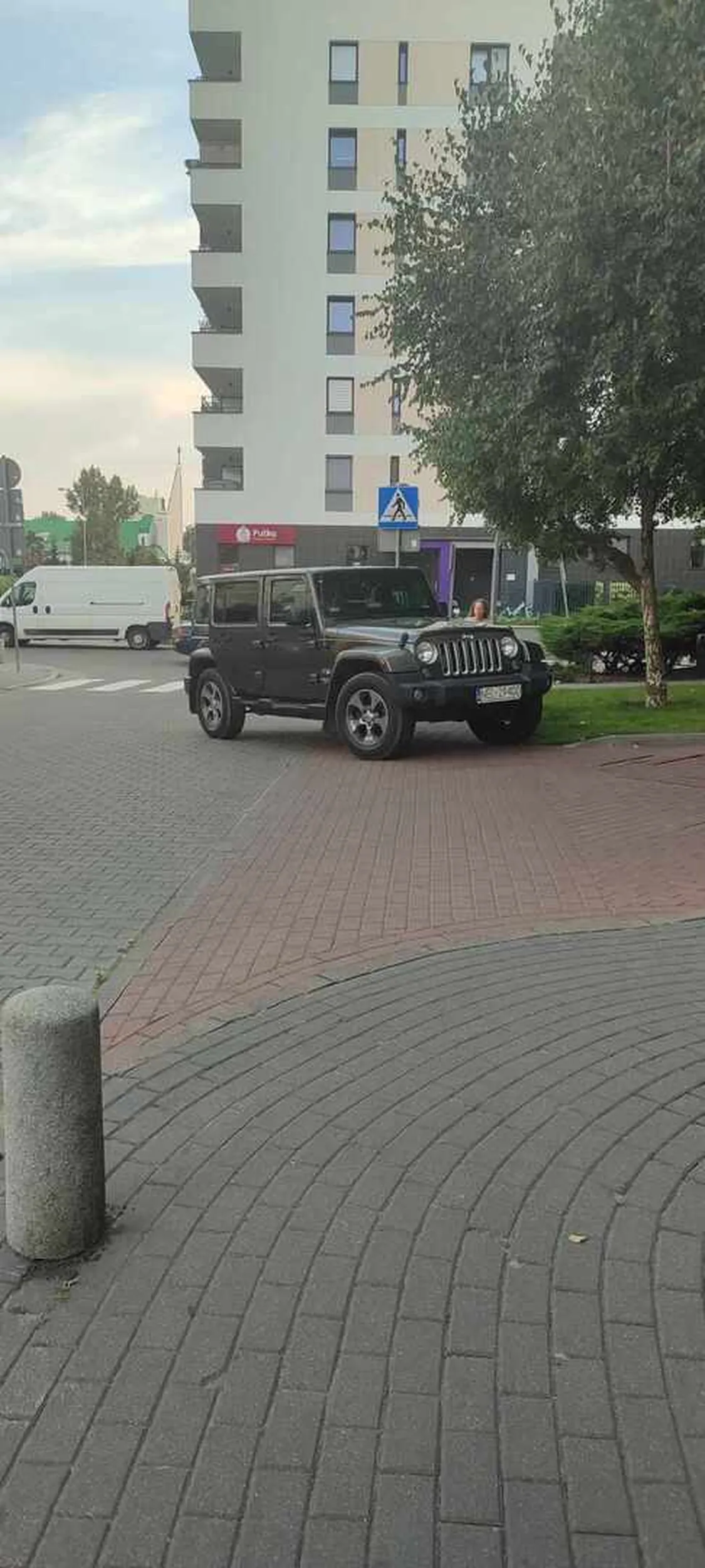 Pani nie widzi że blokuje chodnik i nie reaguje na uwagi