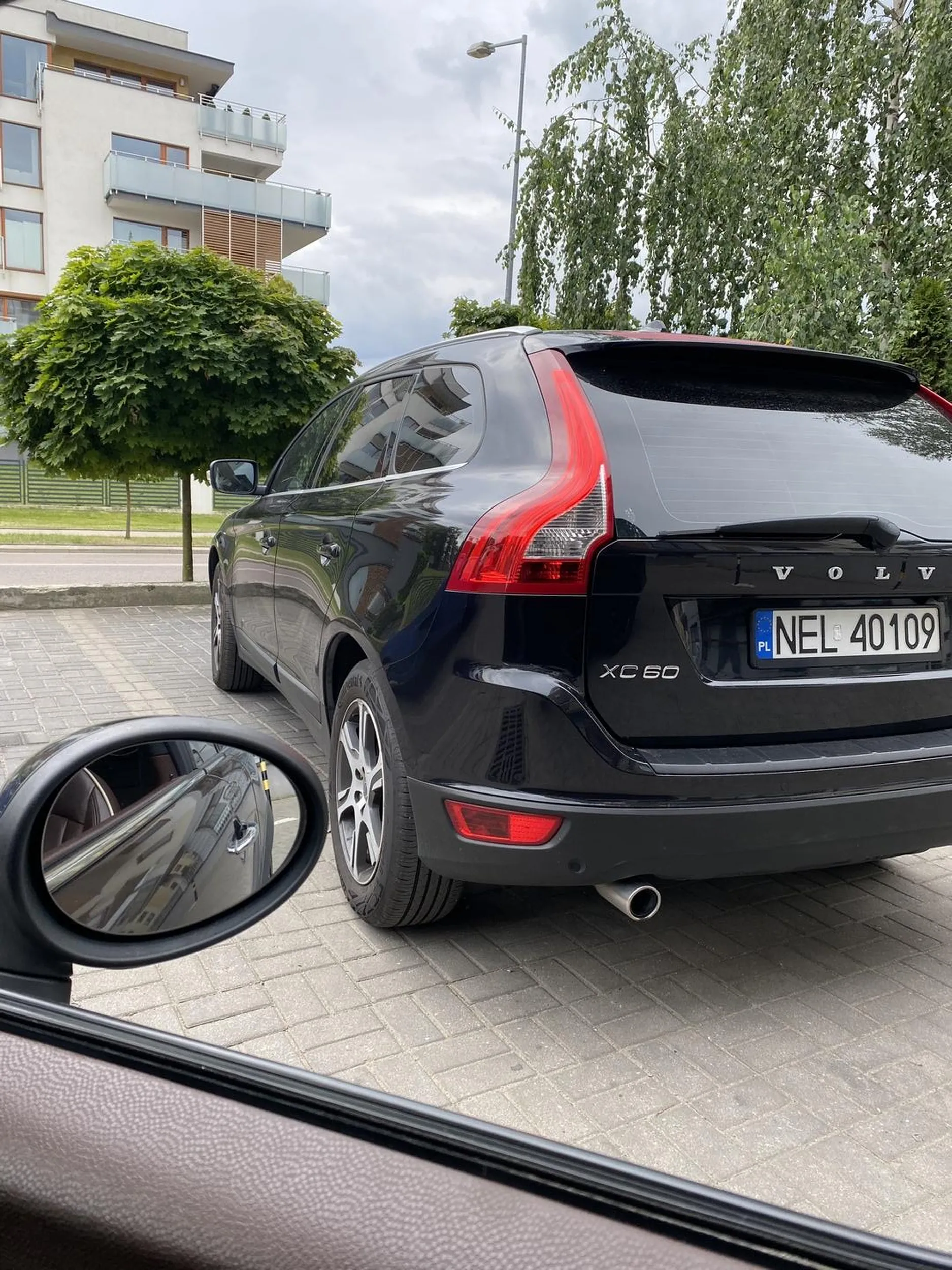 (nie)pozdrawiam osoby, która tak zaparkowała pod lewiatanem blokując przy tym 2 samochody ? karny k**as to za mało