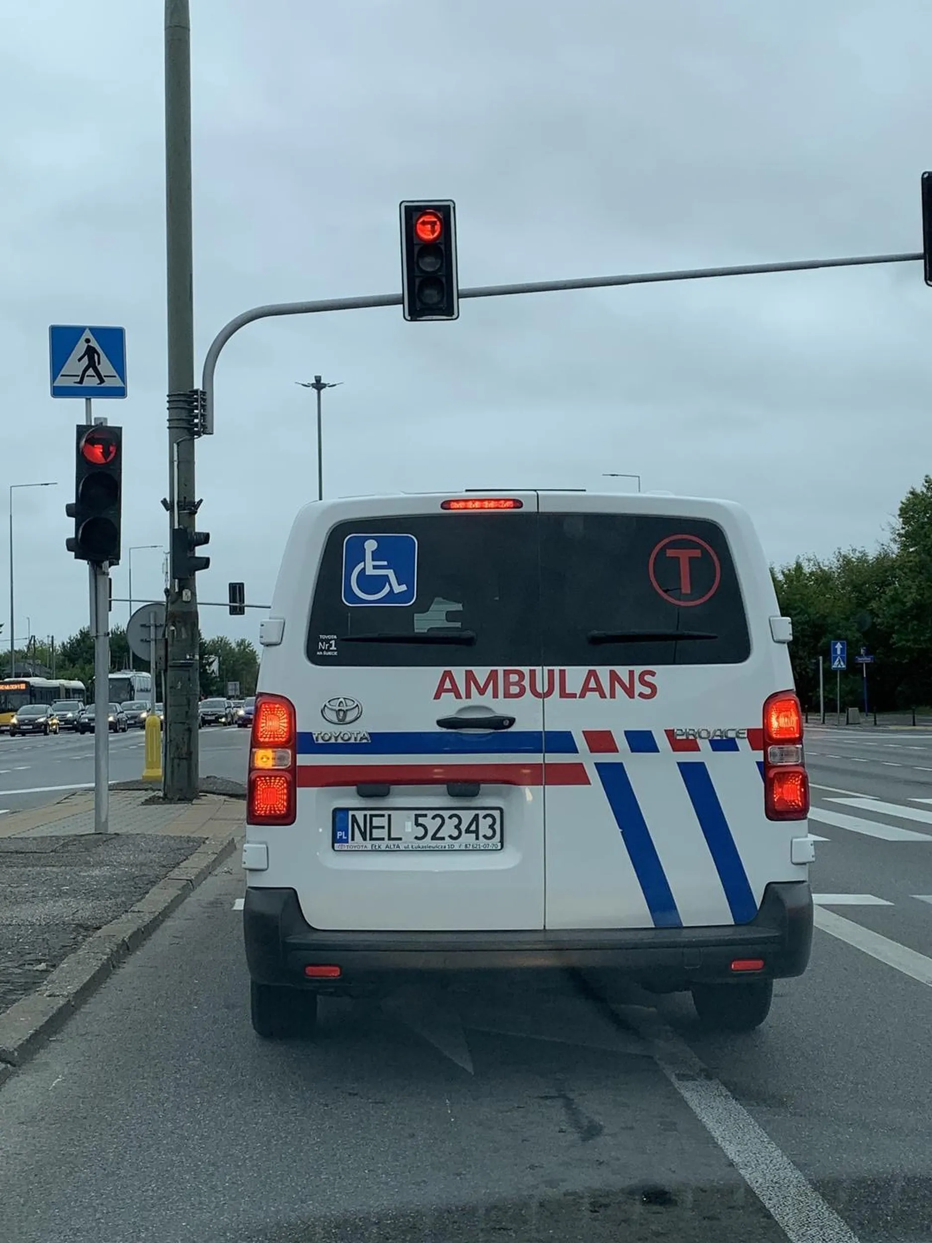 Naklejka informująca o przewozie osoby niepełnosprawnej obowiązuje raczej kierowcę, bo pomimo przepisowej jazdy siedział mi na zderzaku i próbował wyprzedzać na łuku (na szczęście się wycofał i nie doszło do kolizji) przejazd po cywilnemu jak coś