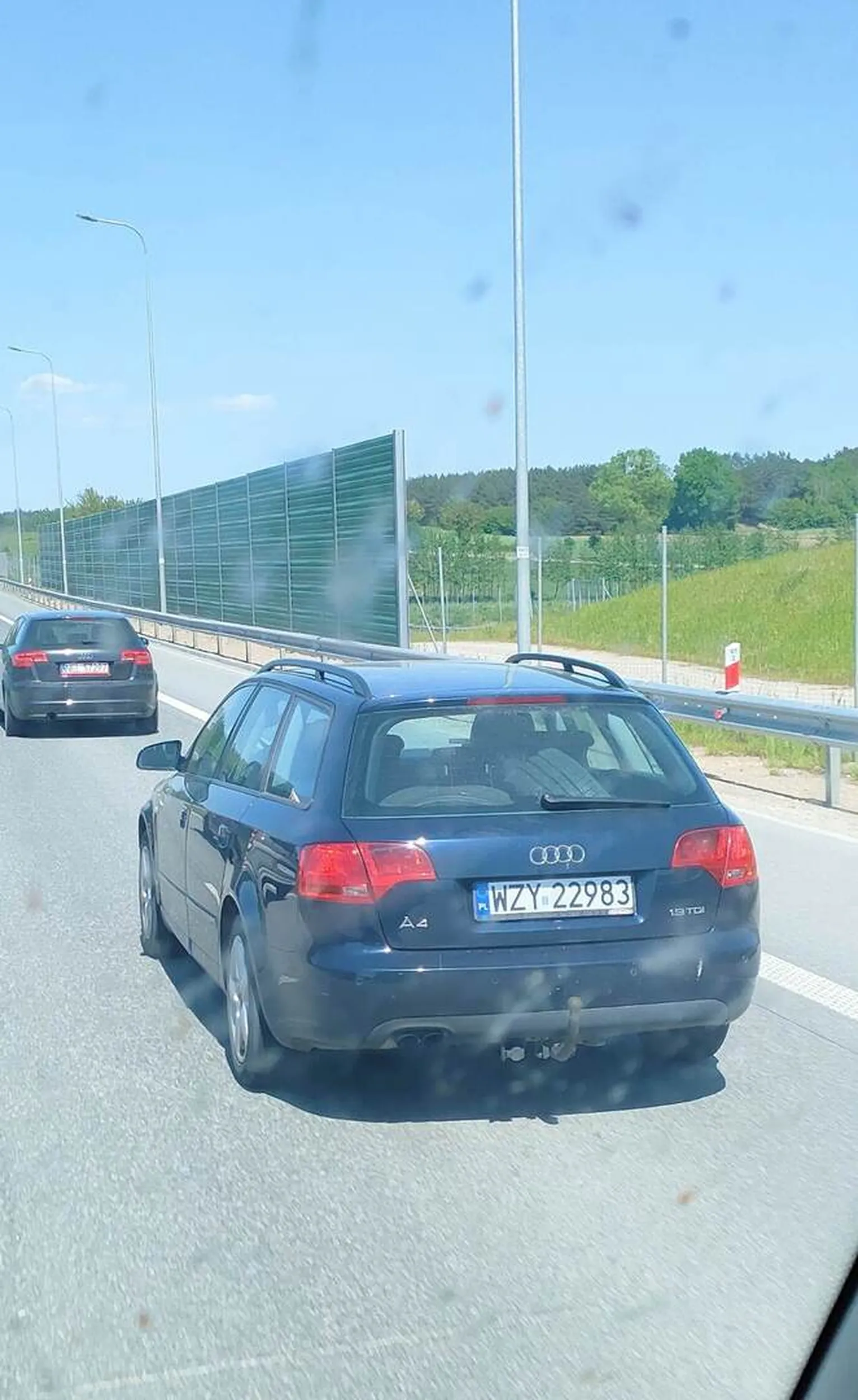 Panowie zrobili sobie rodeo na drodze gdy jechałem zgodnie z dozwolona prędkością (jeżdżę dostawczakiem i liczę punkty) Potraktował mnie środkowym palcem i wymachiwał przedmiotem podobnym do broni. Wystraszyłem się bardzo. Jechali jako dwóch kierowców razem z WZY22983 widać że jechali razem czuli się silni.