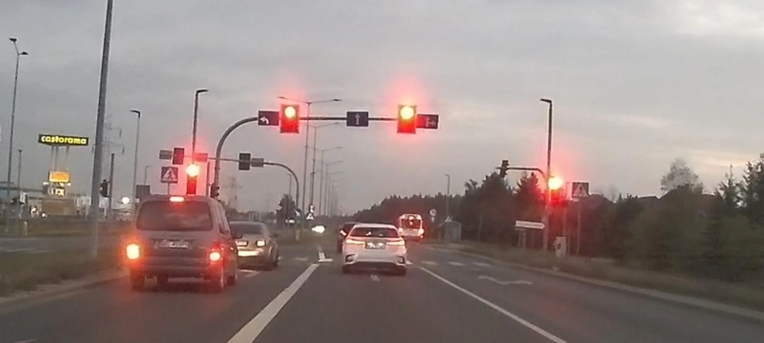 Leksus. Taka bryka, to może i na czerwonym. Na fotce wli bez zastanowienia przez skrzyżowanie na czerwonym (oczywiście mam cały filmik, gdzie wyraźnie widać całe zdarzenie)