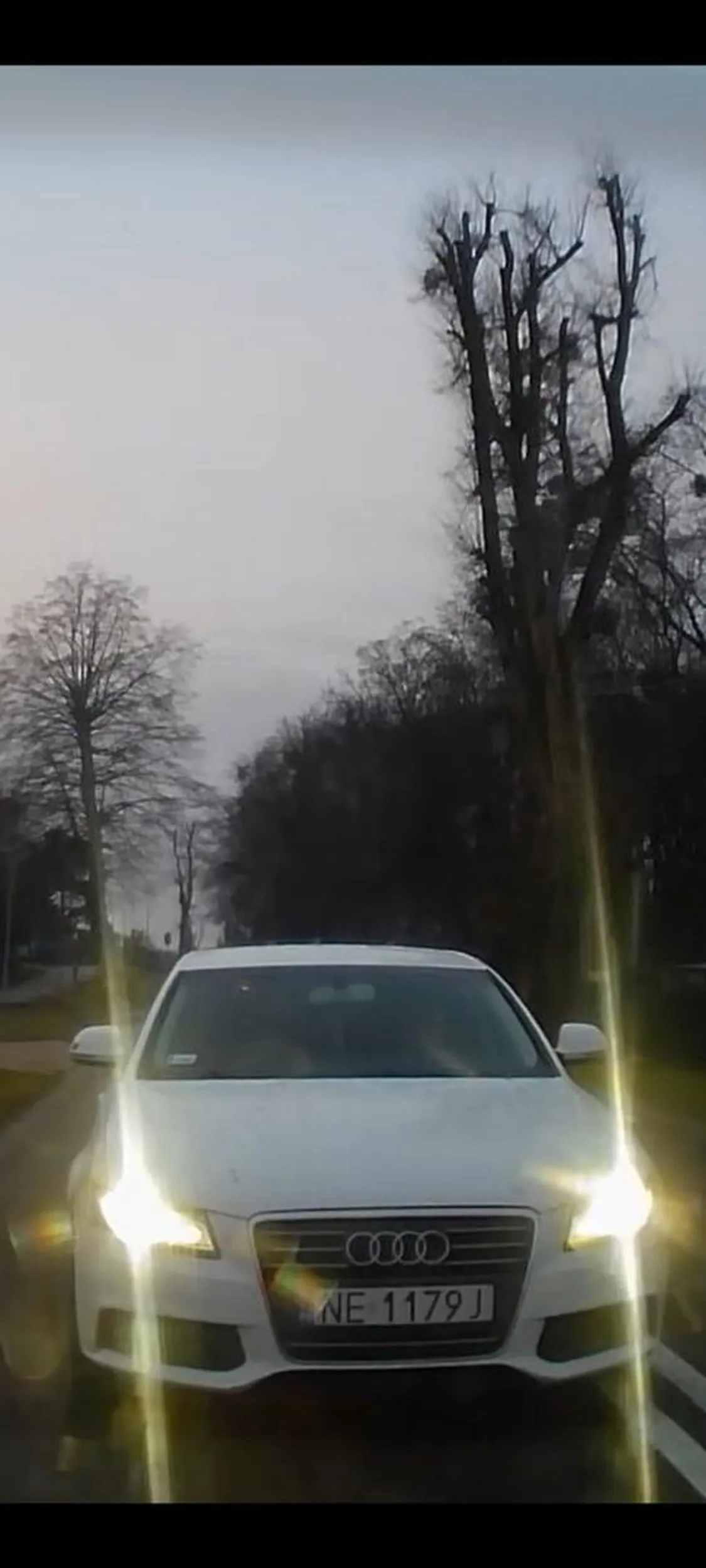 Kierowca inteligenty inaczej, nie nauczył się, że jak się za kimś jedzie, to należy utrzymywać odstęp, a nie dojeżdżać do samego zderzaka. Nic Ci to nie da, poza tym, że kiedyś w końcu ktoś Ci tak zahamuje, że przyjrzysz się dokładnie jego tablicy.