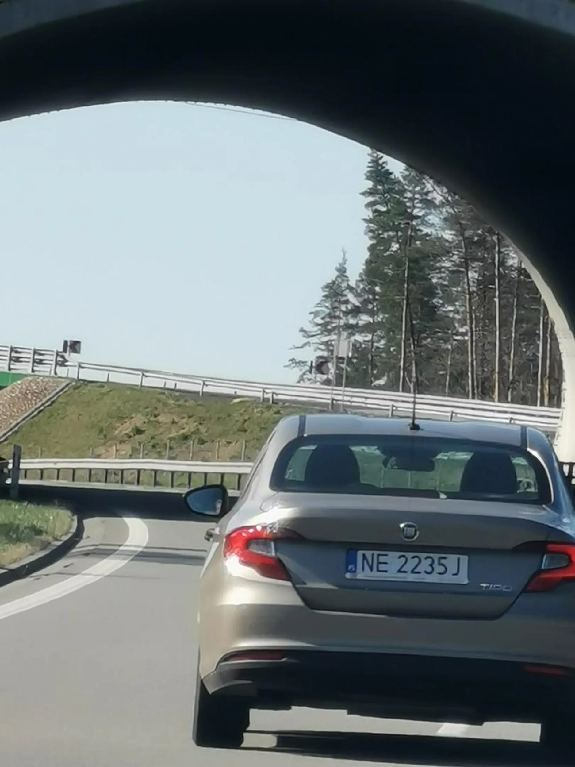 Widząc tego pana na drodze należy zachować ostrożność lubi najeżdżać na tył a po wyprzedzeniu hamować centralnie przed wyprzedzonym samochodem.