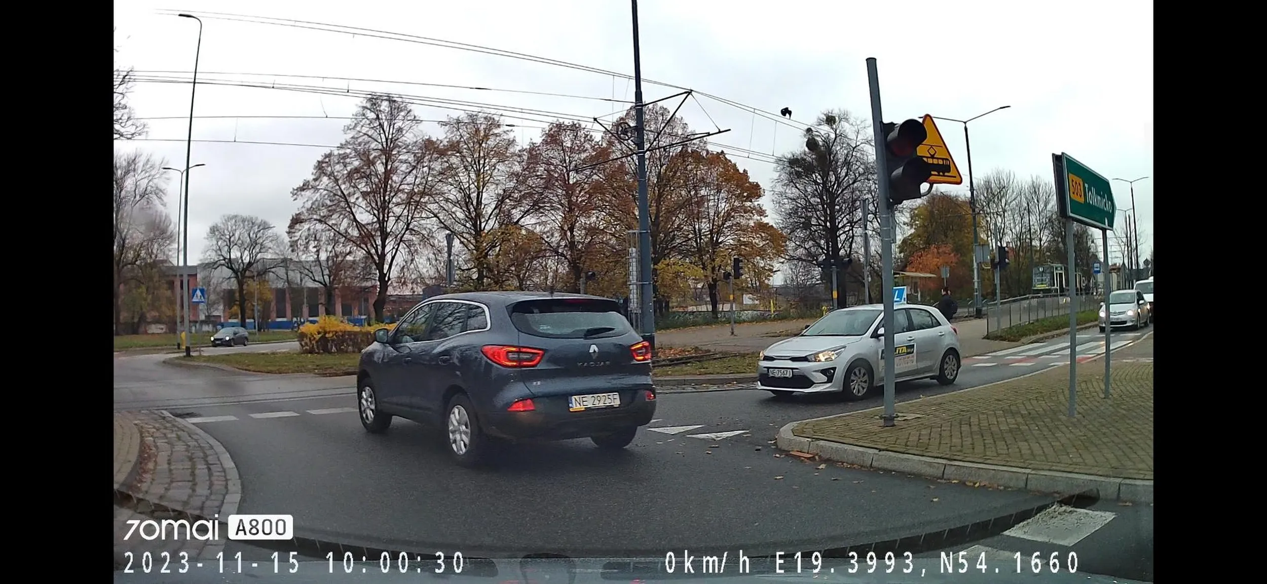Kierujący pojazdem Renault Kadjar wykazał się ignoracją, chamstwem i butą wyjeżdżając z ulicy podporządkowanej wprost pod maskę mojego auta, gdy już ruszałem sprzed świateł na rondzie. Dosłownie o włos mnie ominął, gdybym nie wcisnął ostro hamulca. Załączam tylko fotki, bo nagranie przekazuje policji.