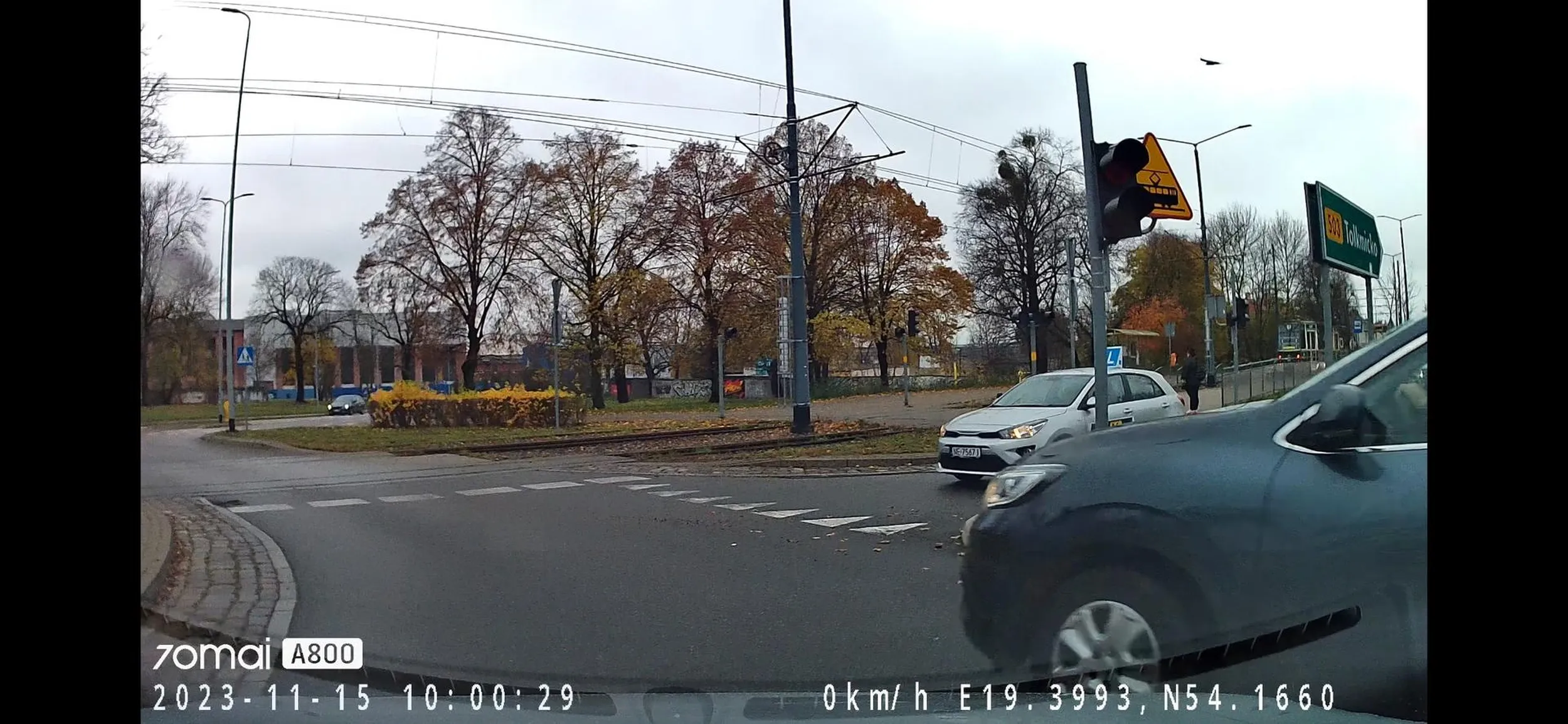 Kierujący pojazdem Renault Kadjar wykazał się ignoracją, chamstwem i butą wyjeżdżając z ulicy podporządkowanej wprost pod maskę mojego auta, gdy już ruszałem sprzed świateł na rondzie. Dosłownie o włos mnie ominął, gdybym nie wcisnął ostro hamulca. Załączam tylko fotki, bo nagranie przekazuje policji.