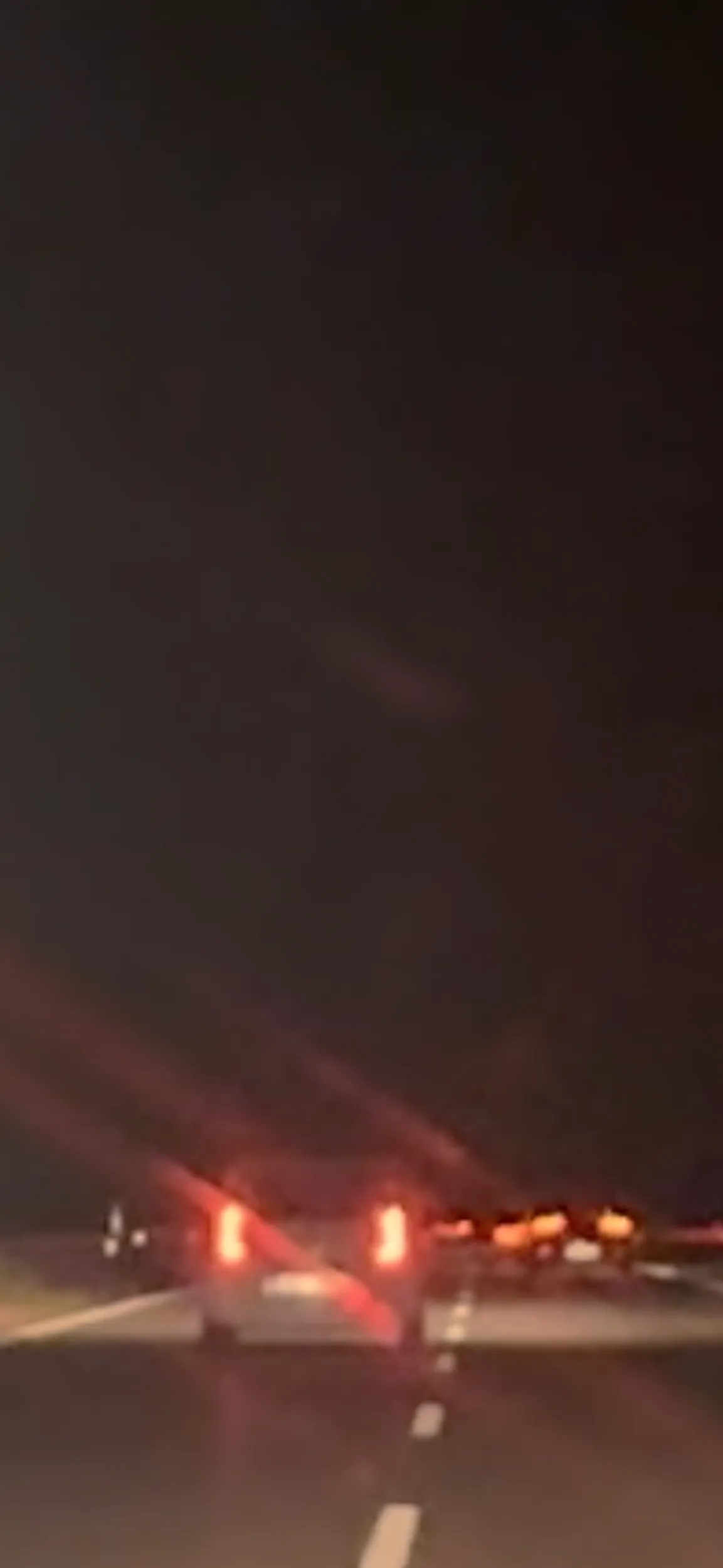 Laska kierująca samochodem stwarzała bardzo duże niebezpieczeństwo na S7. Jechała lewym pasem, nie przepuszczała osób wyprzedzających oraz hamowała gwałtownie.Za kierownicą tak blisko jakby miała zaraz ją pocałować.