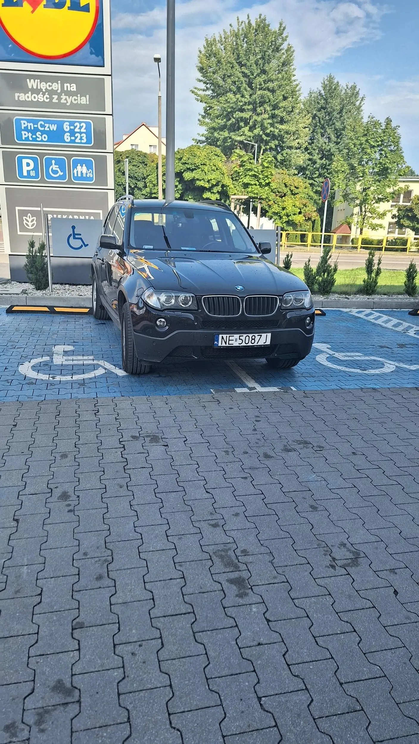 Brawa dla Bmki, chwile pozniej przyjechał busik z niepelnosprawnymi dziećmi