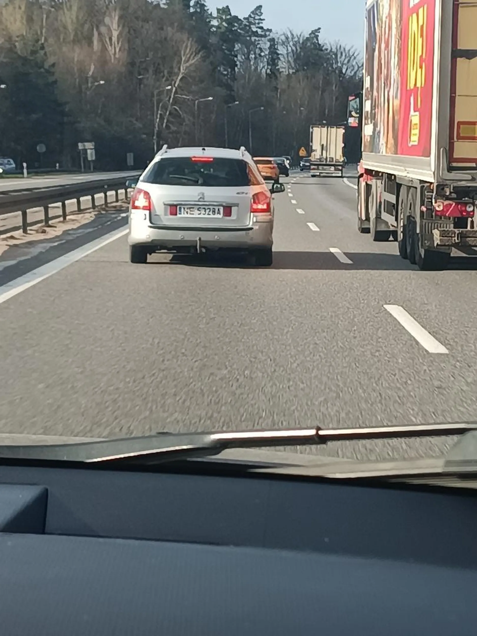 Kobieto naucz się, że lewy pas nie służy do modlitwy do kierownicy.