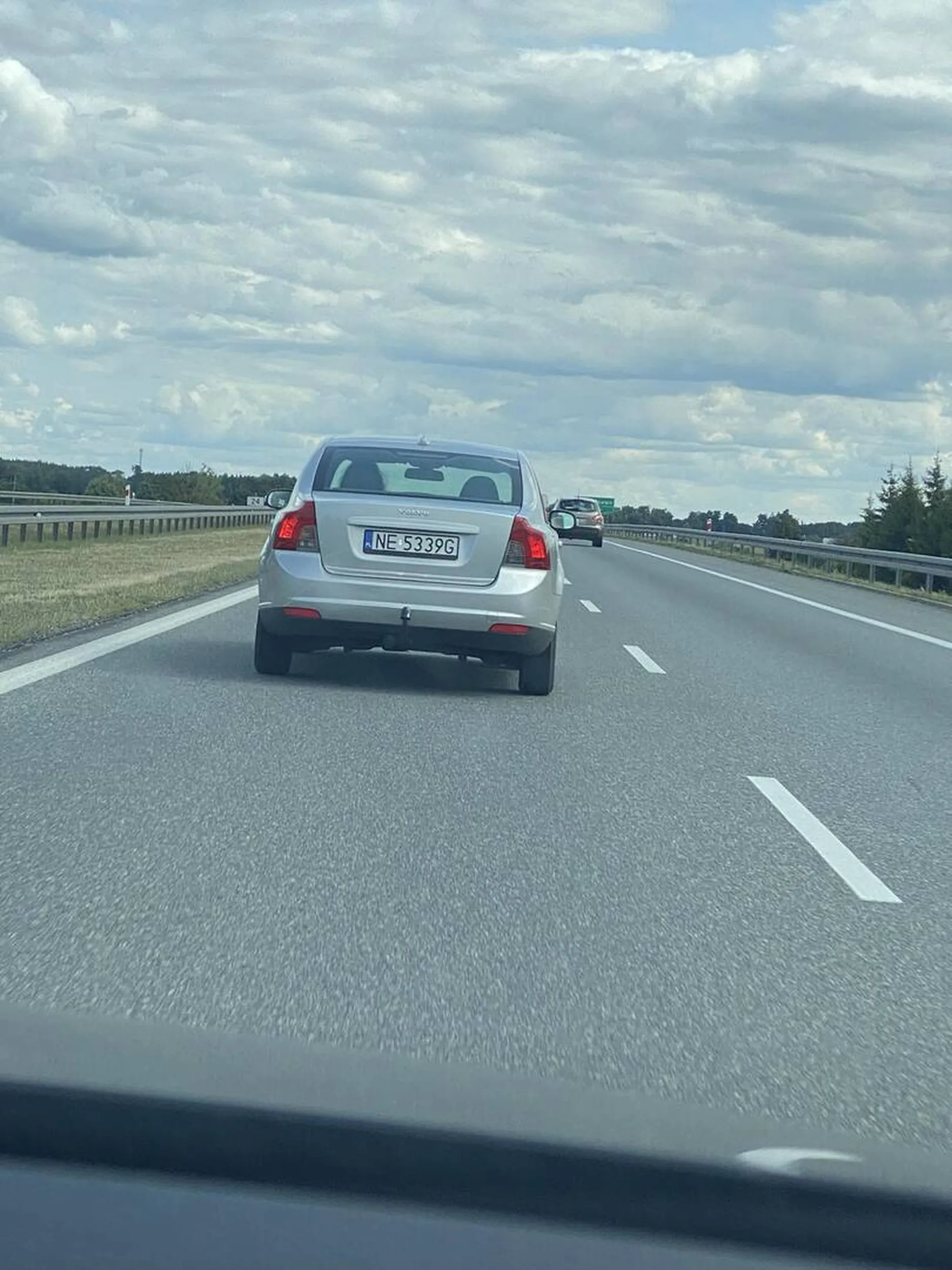 Pani w kręconych włoskach chyba myśli, że jest w Anglii bo z lewego pasa przez 50 kilometrów ani na chwile nie zjechała. Pozostali uczestnicy ruchu musieli wyprzedzać Panią z prawej strony. Nie reaguje na żadne znaki. Nie pozdrawiam