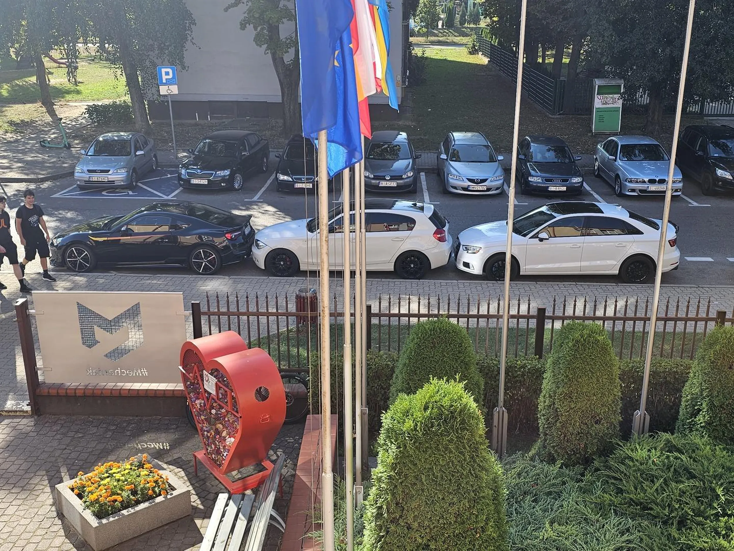 Nie pozdrawiam kierowca białej bmw zastawił dwa samochody mieli problem z wyjechaniem