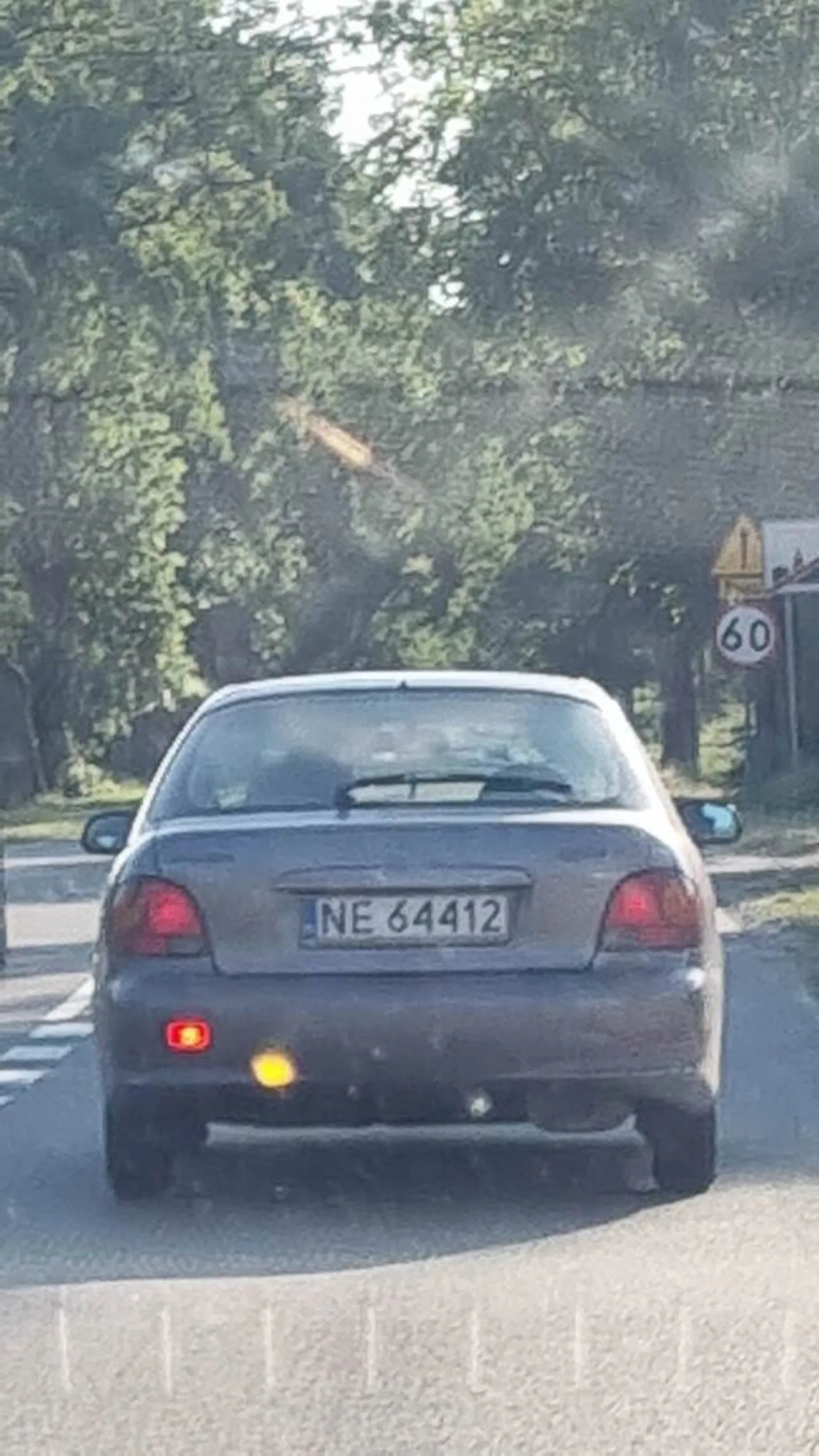 Nie polecam tego kierowcy, wymusza pierwszeństwo i jedzie na awaryjnych!!! Jak zwróciłem mu uwagę to otworzył okno i rzucił w mój samochód zgniłym kebabem.