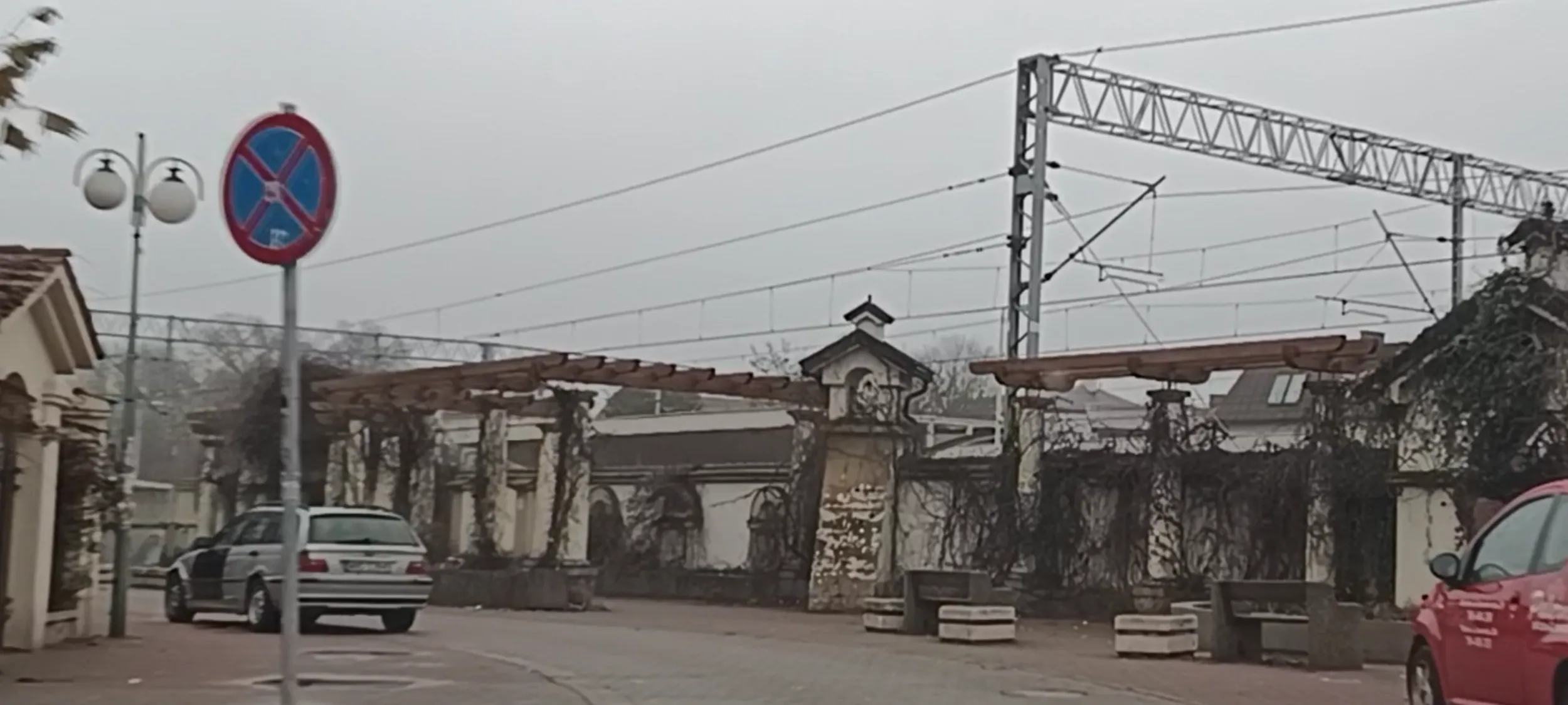 Auto zalega w Warszawie na ulicy i na chodniku bez zostawienia przejścia dla pieszych 1.5m i to w miejscu zakazu zatrzymywania się i postoju B-36