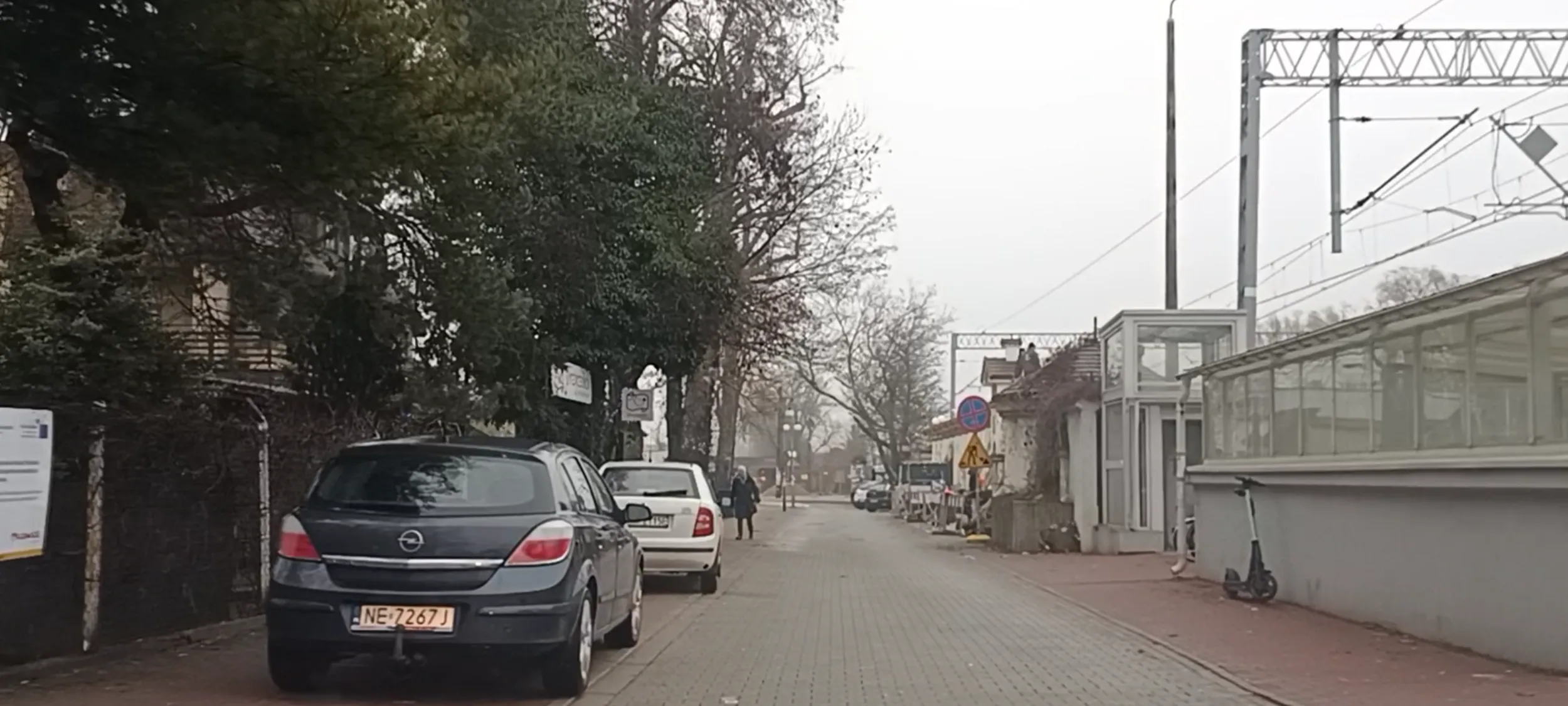 Auto zalega w Warszawie na ulicy i na chodniku bez zostawienia przejścia dla pieszych 1.5m i to w miejscu zakazu zatrzymywania się i postoju B-36