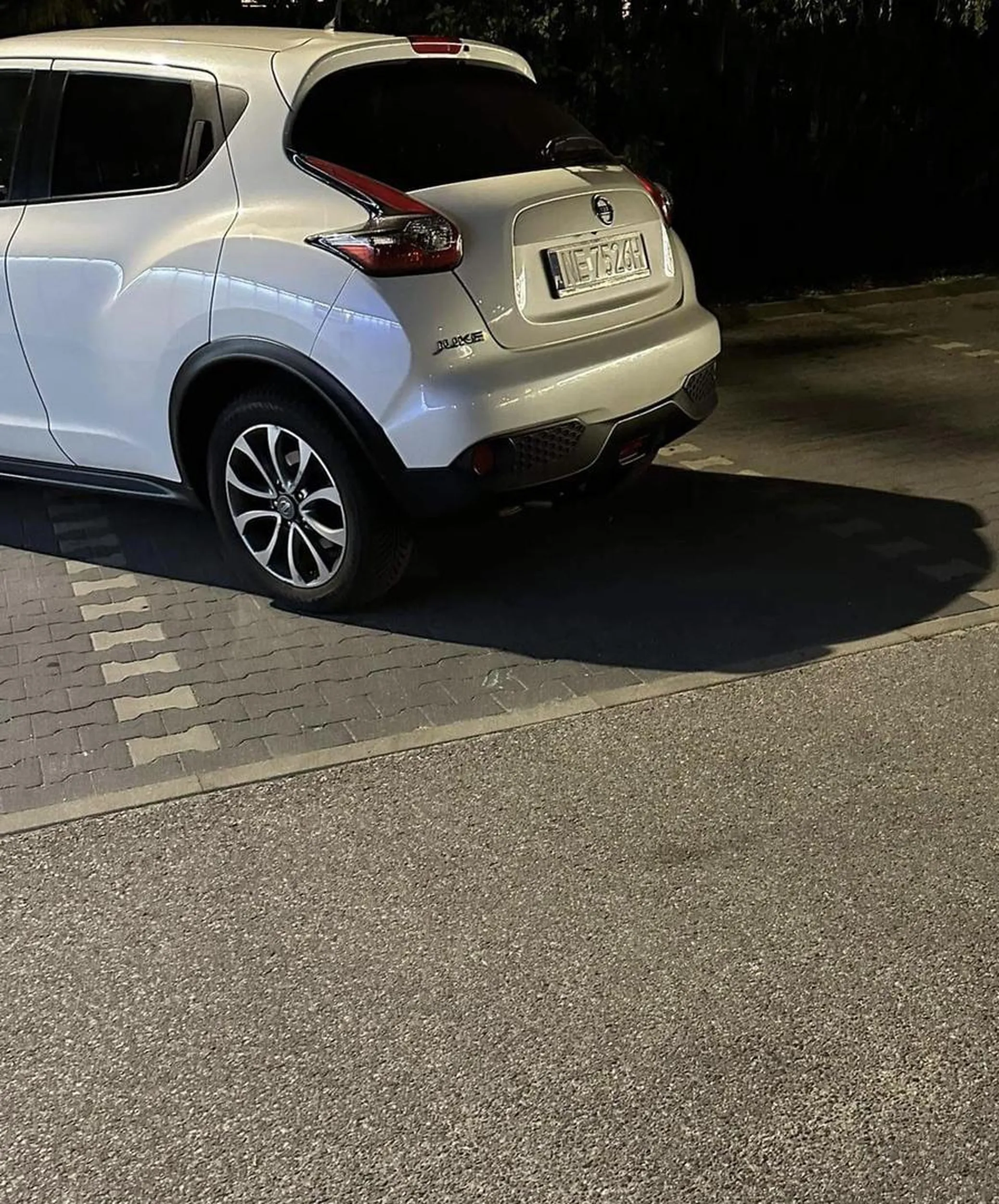 Pani chyba nie potrafi parkować;) Samochód spotykany w kilku miejscach w mieście, zawsze zaparkowany albo na miejscu dla inwalidów albo zajmując kilka miejsc