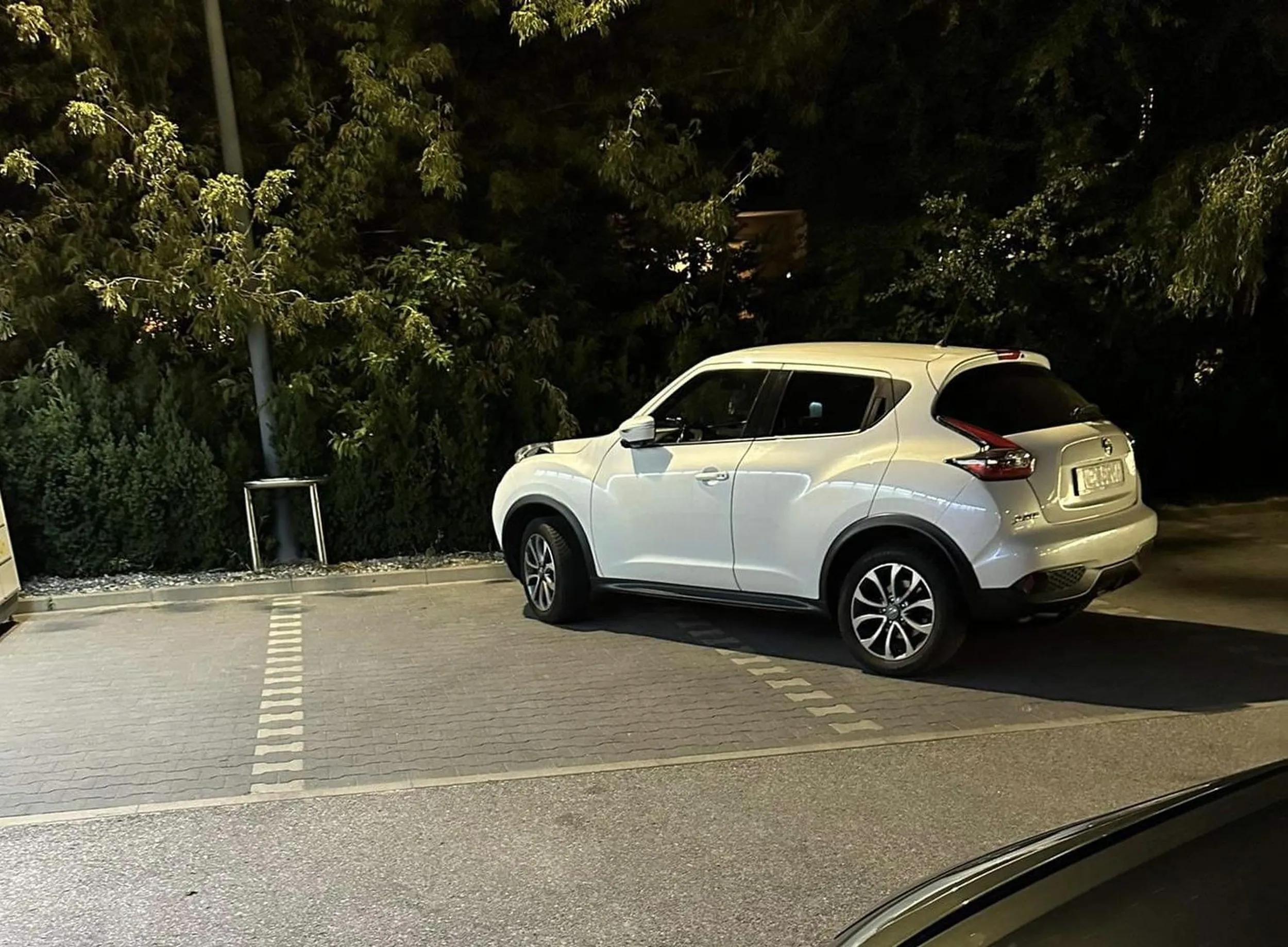 Pani chyba nie potrafi parkować;) Samochód spotykany w kilku miejscach w mieście, zawsze zaparkowany albo na miejscu dla inwalidów albo zajmując kilka miejsc