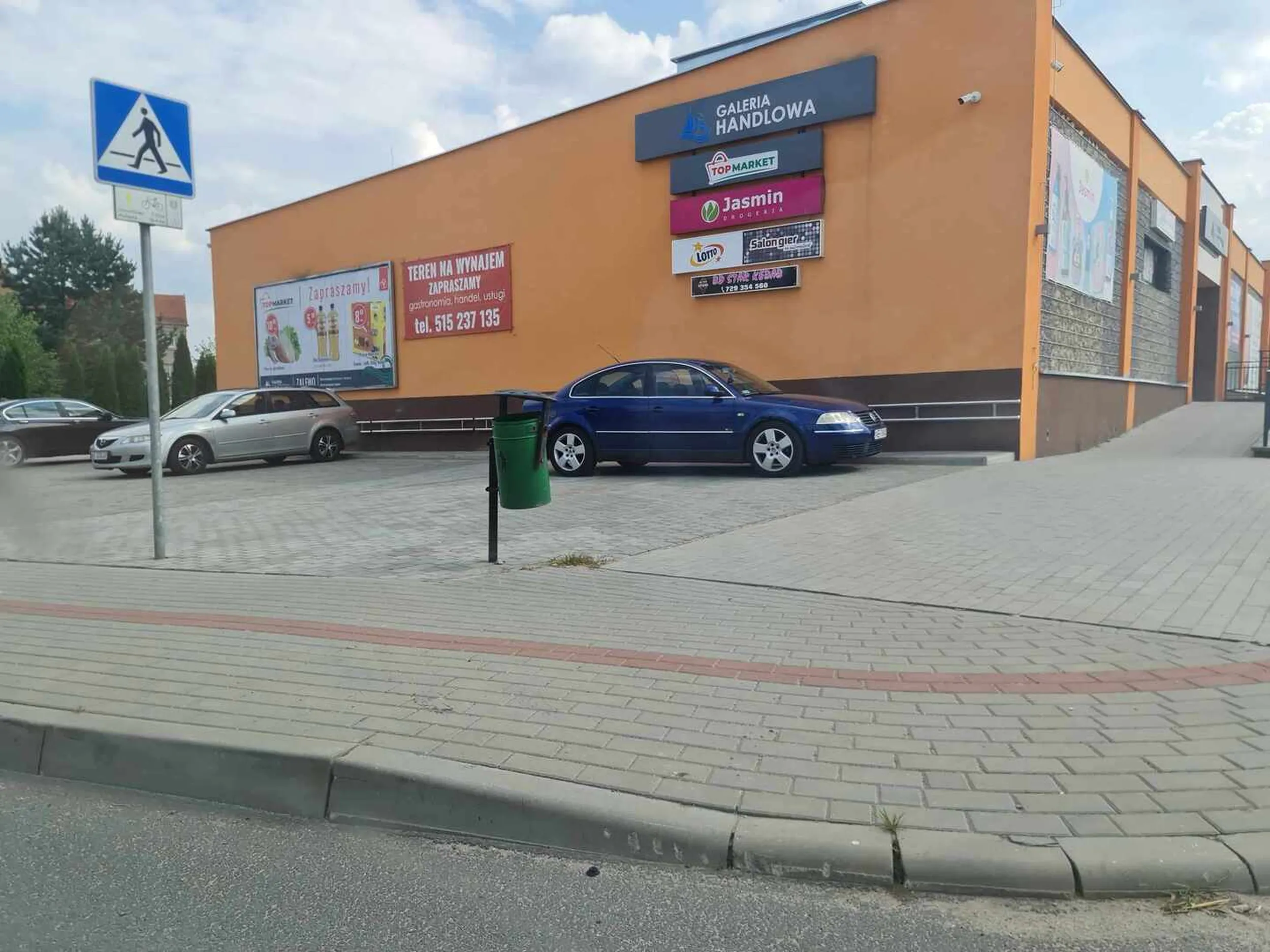 Dnia 20.08.2023 właściciel tego samochodu postanowił sobie zaparkować na dwóch miejscach. Bo przecież potrzebował aż 2 miejsc aby być w cieniu w ten upalny dzień. Nie ważni inni kierowcy. Pan i władca parkingów najważniejszy. Dziękujemy temu Panu za zostawienie chociaż 2 miejsc. Pewnie jakby auto było dłuższe to i ich by nie było.