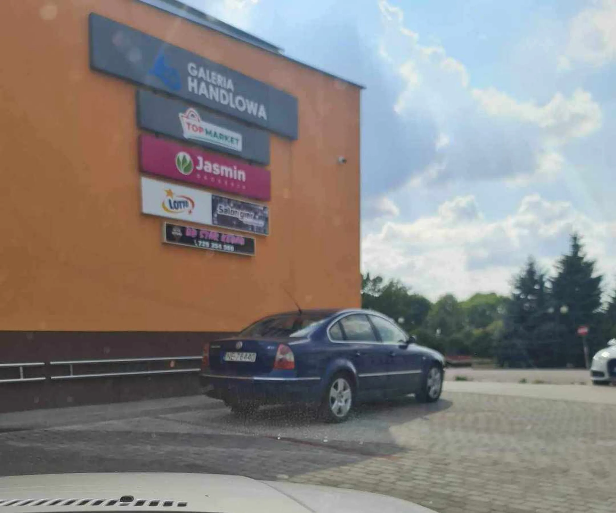 Dnia 20.08.2023 właściciel tego samochodu postanowił sobie zaparkować na dwóch miejscach. Bo przecież potrzebował aż 2 miejsc aby być w cieniu w ten upalny dzień. Nie ważni inni kierowcy. Pan i władca parkingów najważniejszy. Dziękujemy temu Panu za zostawienie chociaż 2 miejsc. Pewnie jakby auto było dłuższe to i ich by nie było.