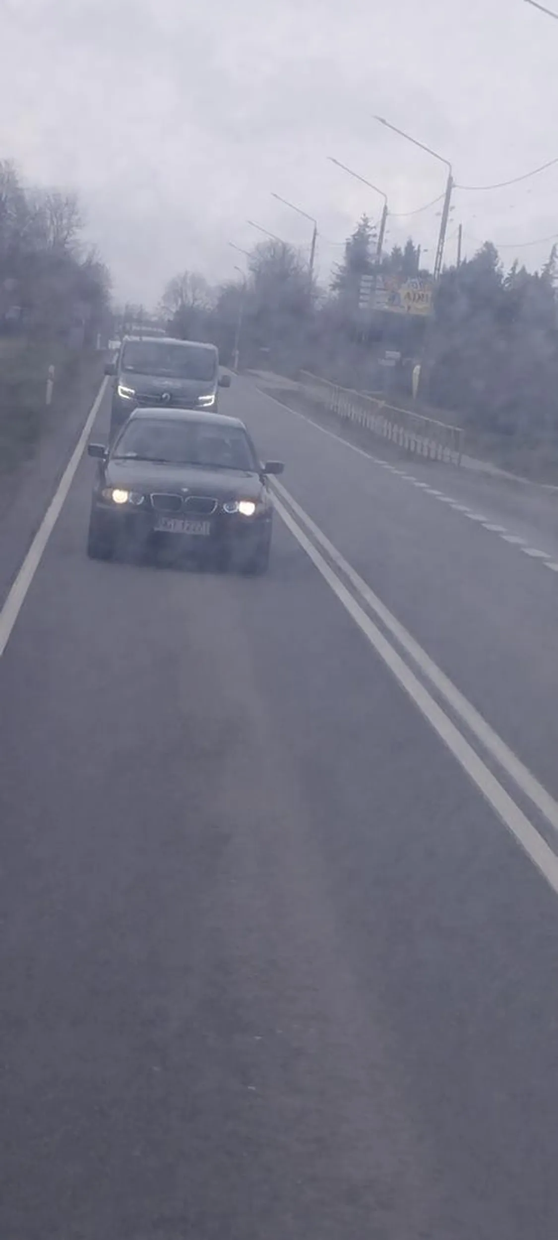 Suka z BMW o mały włos nie uderzyła ekskluzywnego autobusu marki Autosan w posiadaniu Antoni Lelo, a następnie pokazywała środkowy palec pasażerom. Nie pozdrawiamy, oby ci łoś przed maskę wyskoczył