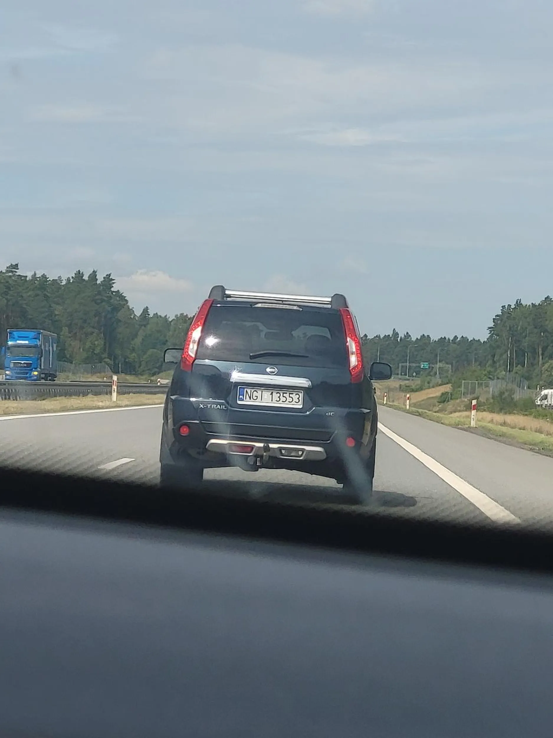 Wymusza gwałtowne hamowanie