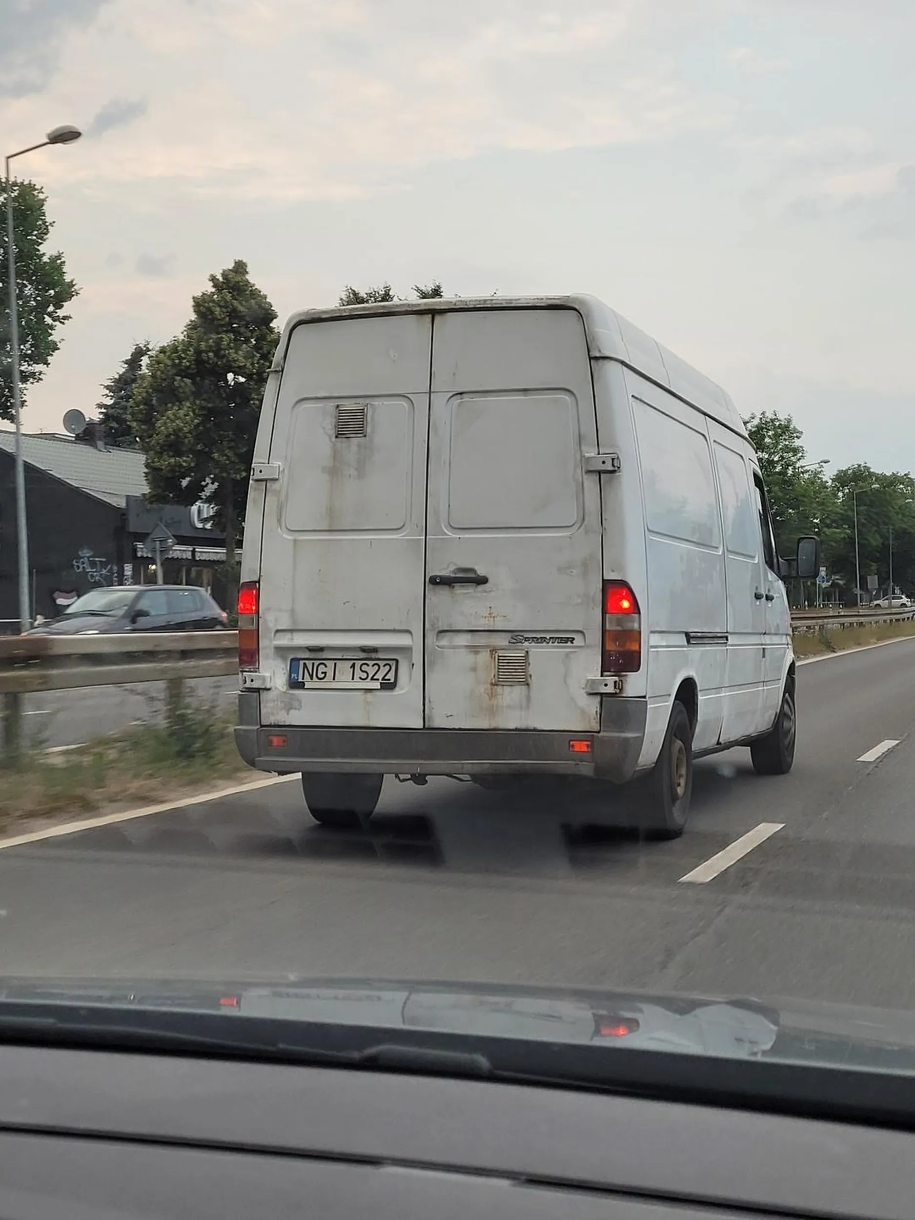 Ciągle wjeżdża na prawy pas, nie reaguje, zachowuje się jak pijany. Uważajcie na niego. Przyłapany wczoraj w Warszawie.
