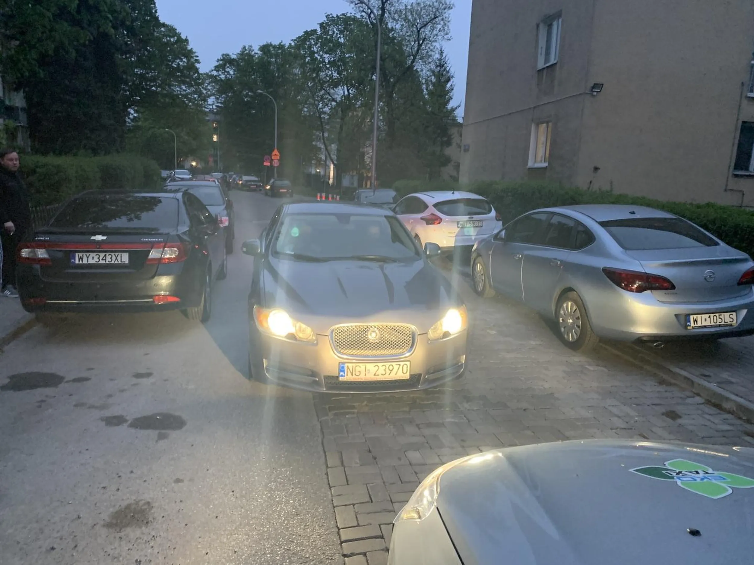 Burak który nie wie, że wjeżdżając w wąską uliczkę należy wypuścić wyjeżdżającego z niej