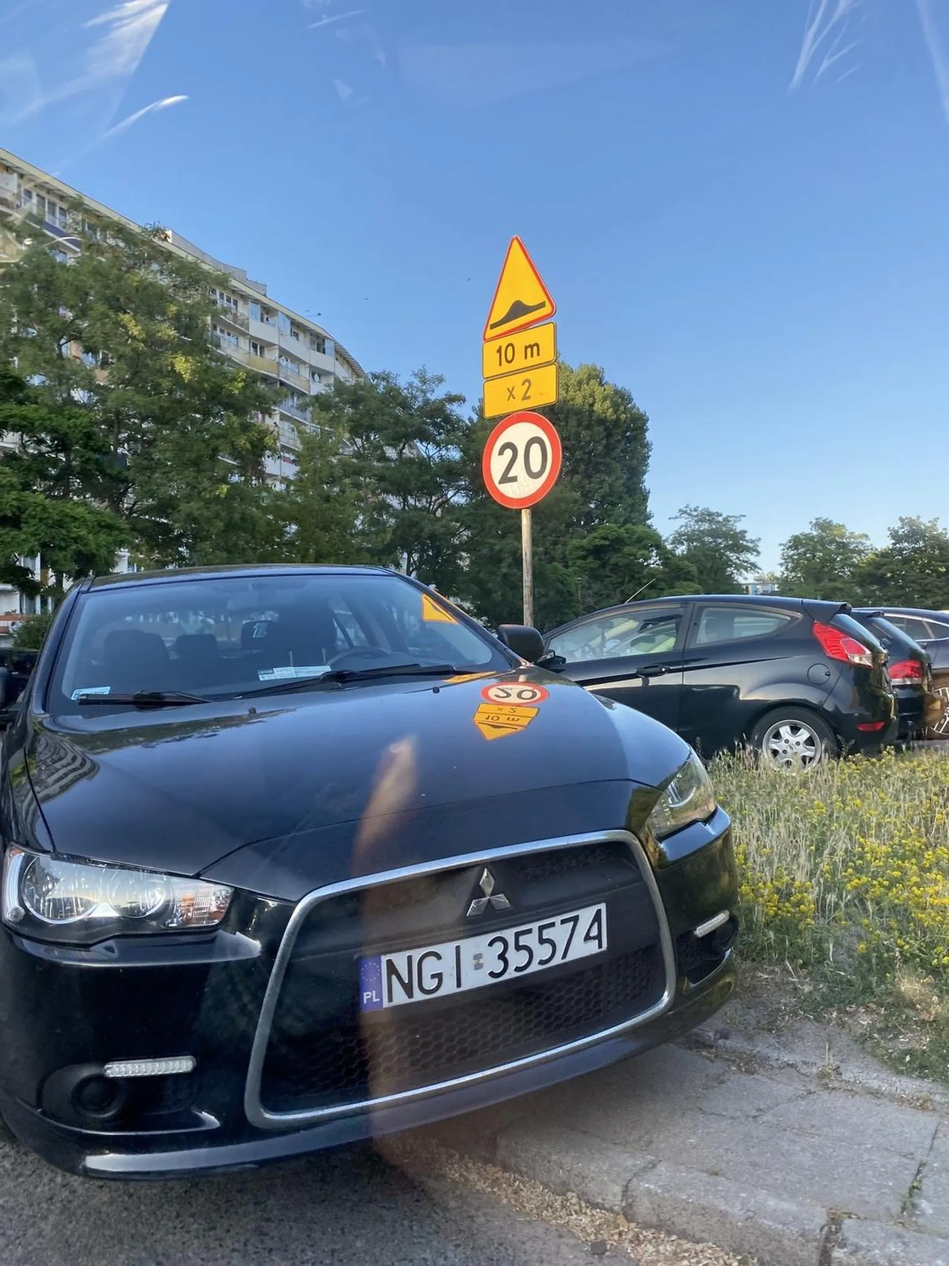 Notoryczne parkowanie na zakręcie, mimo wolnych miejsc obok. Jestem w stanie zrozumieć, że może nie być miejsca wieczorem, ale ta osoba parkuje w tym miejscu nawet gdy połowa miejsc jest wolna.