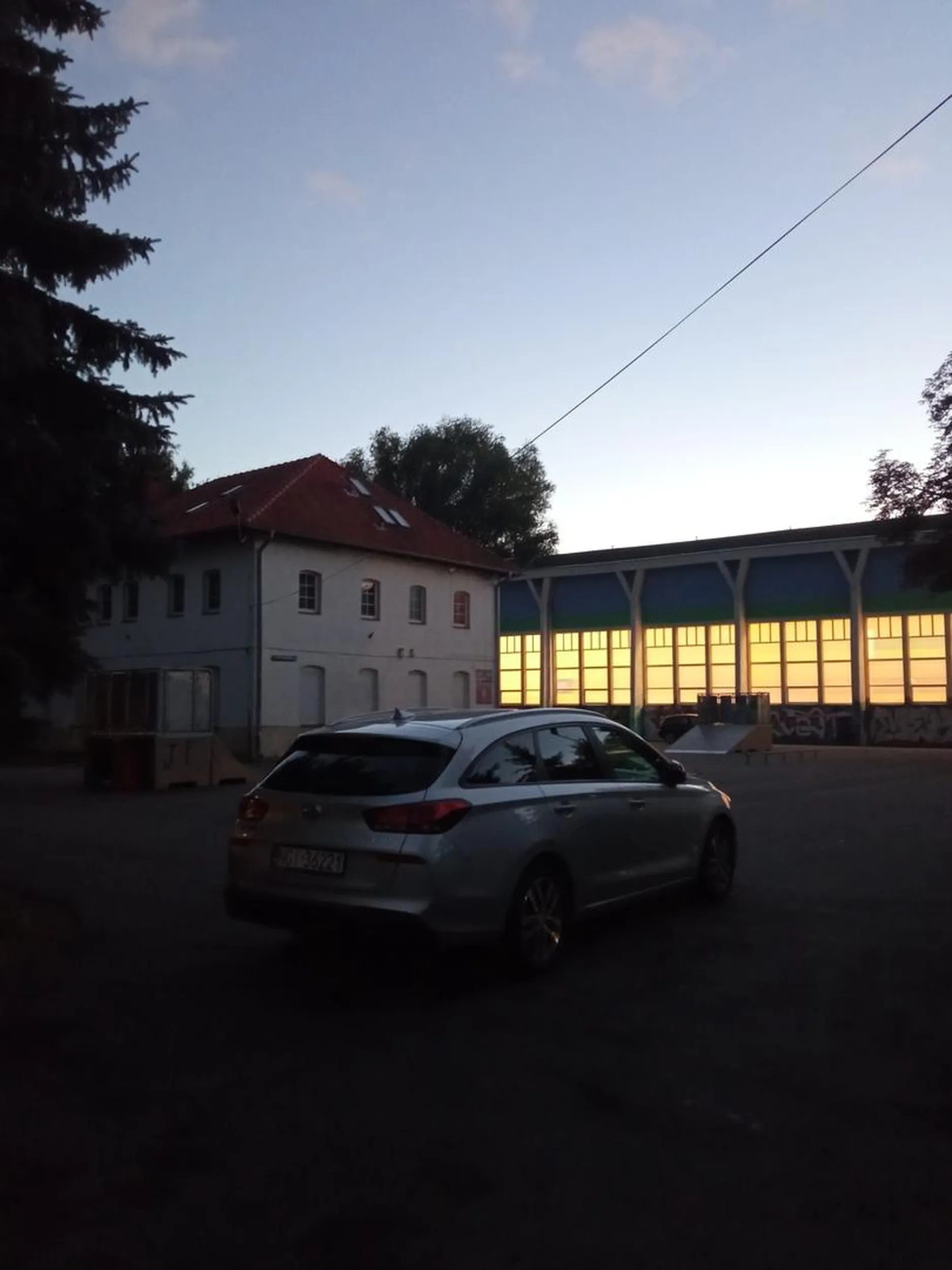 Parkuje samochodem na skateparku