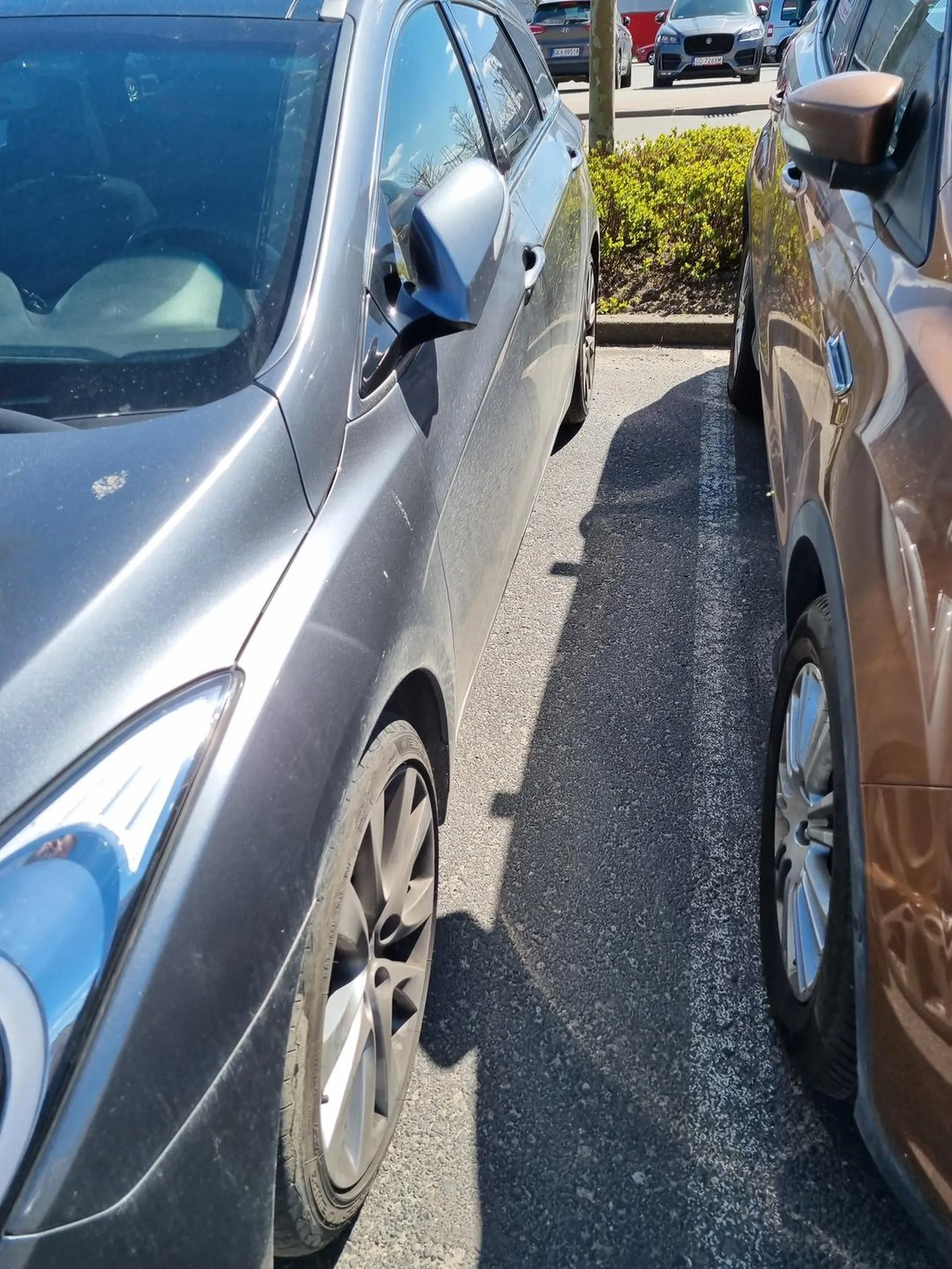 Pomimo,że poprawnie zaparkowałem auto,kretyn każe mi przestawić auto,bo drugie auto które stało obok zabierało mu miejsce i nie mógł wysiąść.