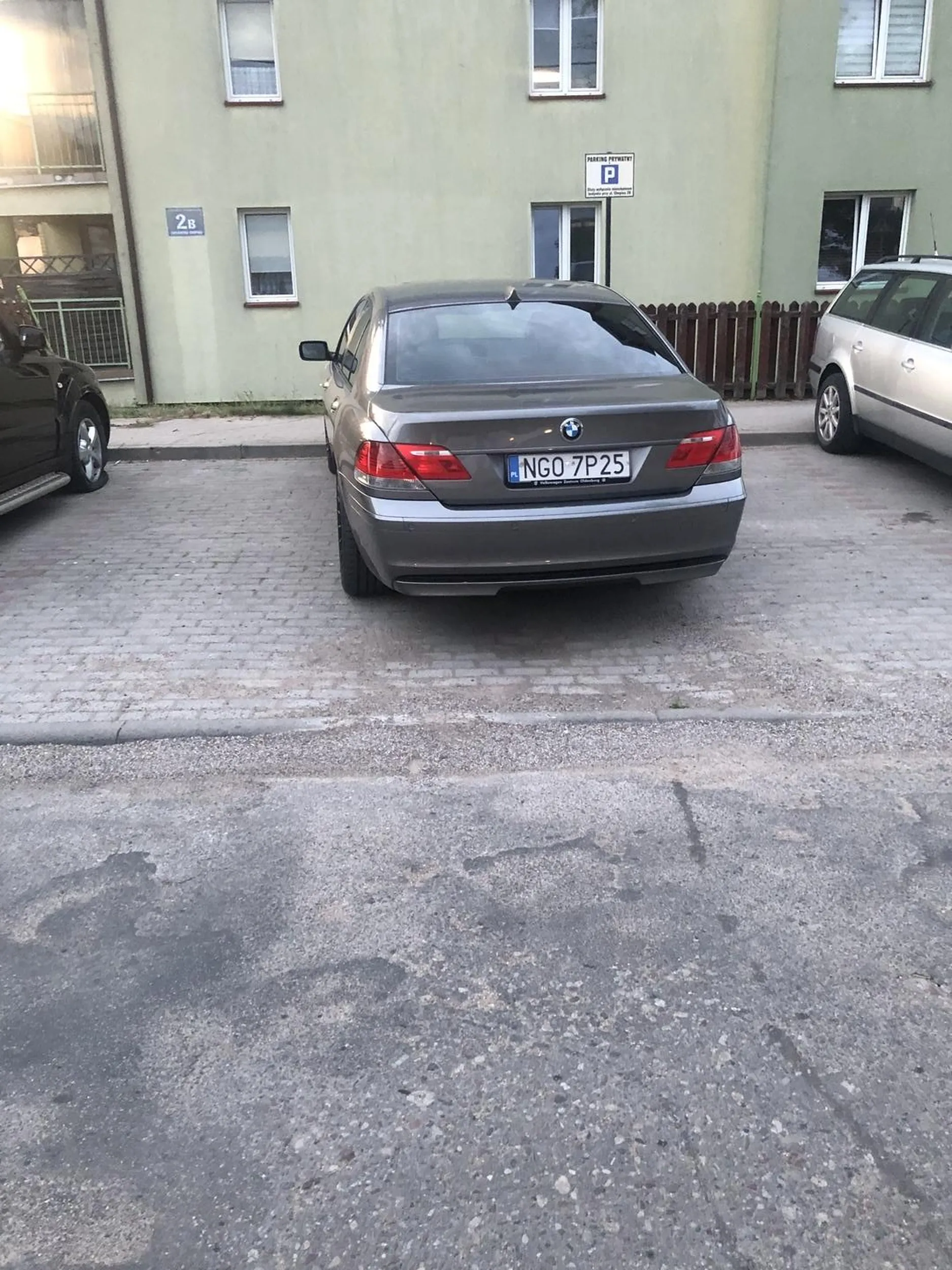 Pani z BMW w ogóle nie respektuje niepisanych zasad parkowania. Przydałaby się jakaś kolorowanka i poćwiczyć nie wychodzenie za linie, bo jak widać jest z tym ogromny problem.