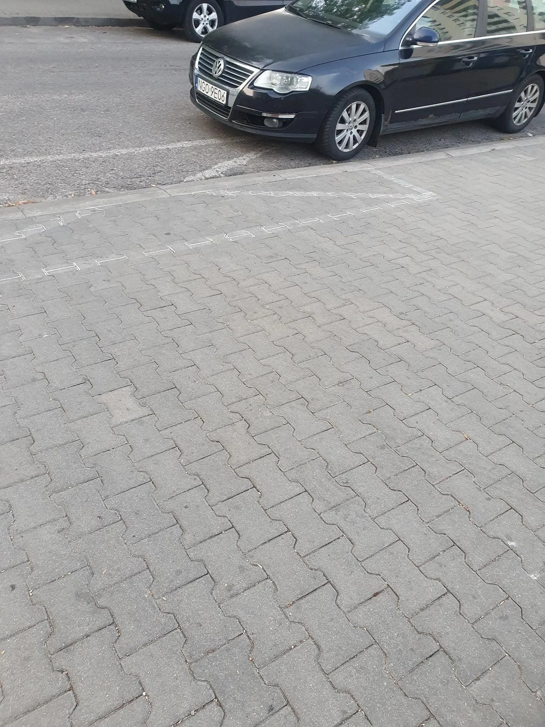 Parkowanie na kopercie, blokowanie wyjazdu z parkingu. Nie pozdrawiam kreatyna
