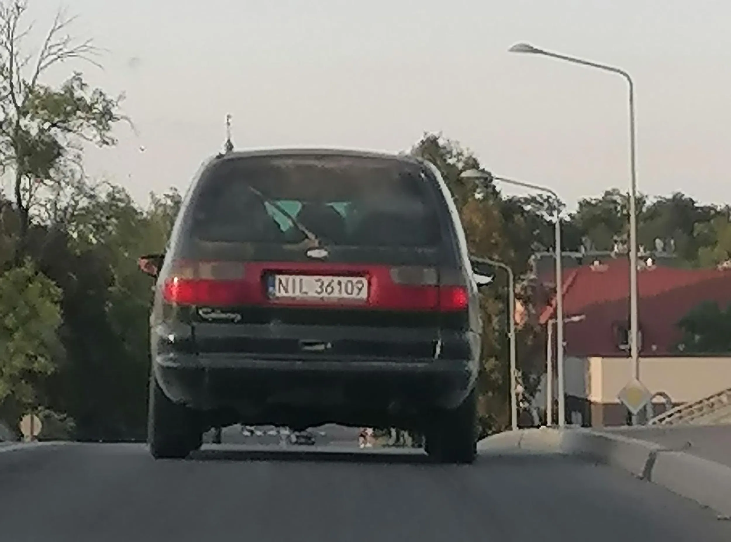 Kolejny drogowy syfiarz! Pustą paczkę po fajkach wywala przez okno prosto pod jadące za nim auto! Ciekawa jestem czy w domu też ma taki syf jaki robi w miejscu publicznym! Wstyd!