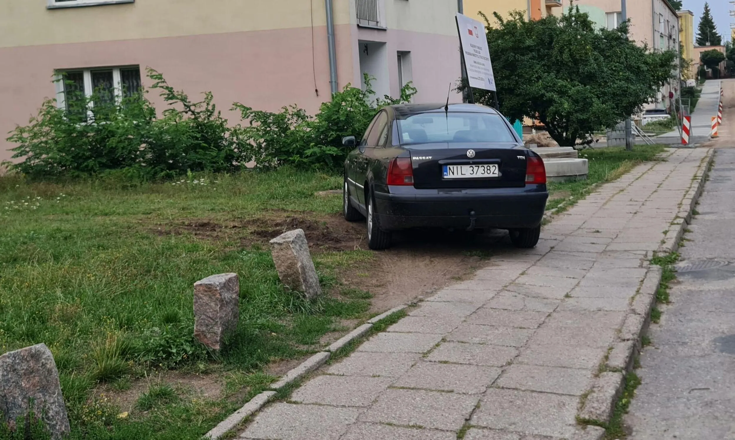 Hamstwo i niedbanie o wspólne dobro. Wystarczy spojrzeć na zdjęcie, jak przez tego pana i innych wygląda trawnik. Po prostu ręce opadają, tym bardziej że nie daleko jest wiele miejsc parkingowych, ale to trzeba się te 50 metrów przejść. Nie pozdrawiam buraka.