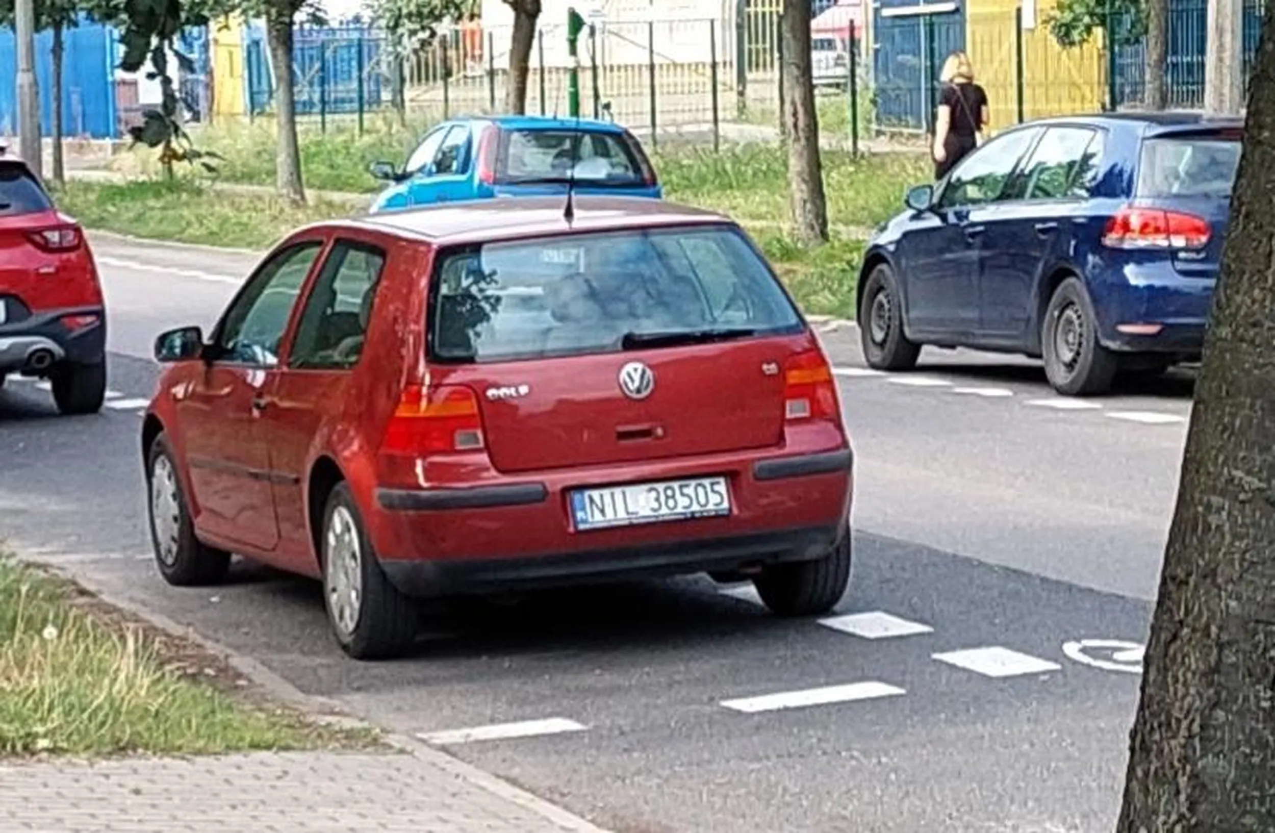 Facet kierujący tym pojazdem z ograniczoną kulturą osobistą :) 21.08.2023 przy ul. Sportowej w Bydgoszczy z mega dużymi problemami z parkowaniem równoległym mimo sporego miejsca!!! Motał się jak dziecko we mgle..