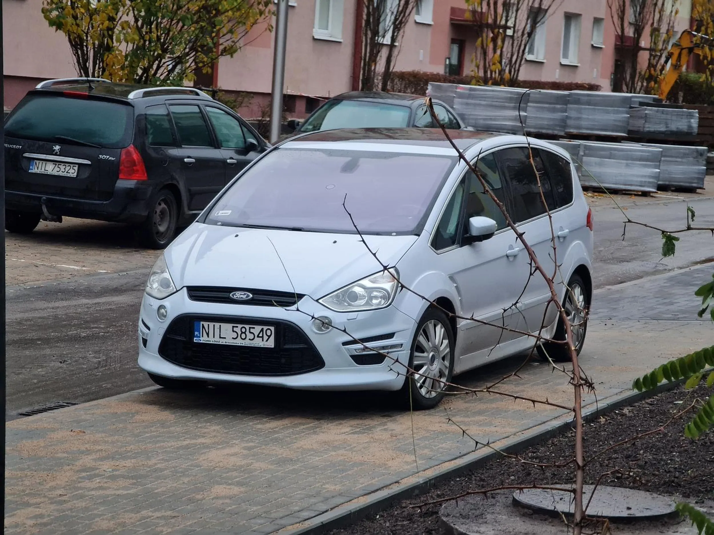Dopiero co na nowo wyremontowane chodniki, i już łajzy parkują bo tylko na chwilę do żłobka. A przejść się ten kawałek od dużego parkingu za żłobkiem to już za dalego. Ostrżegam, że sprawa zostanie zgłoszona na policję.