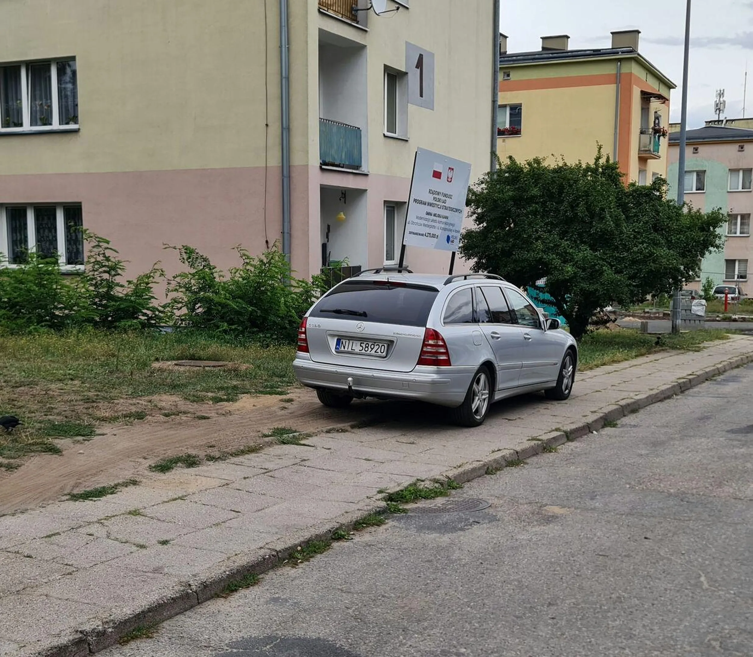 Wiejskie klimaty w centrum miasta. Jak widać trawnik porozjeżdżany prezez takich buraków, oraz zastawiony regularnie chodnik. Nie polecam, tego typu zachowania należy piętnować.