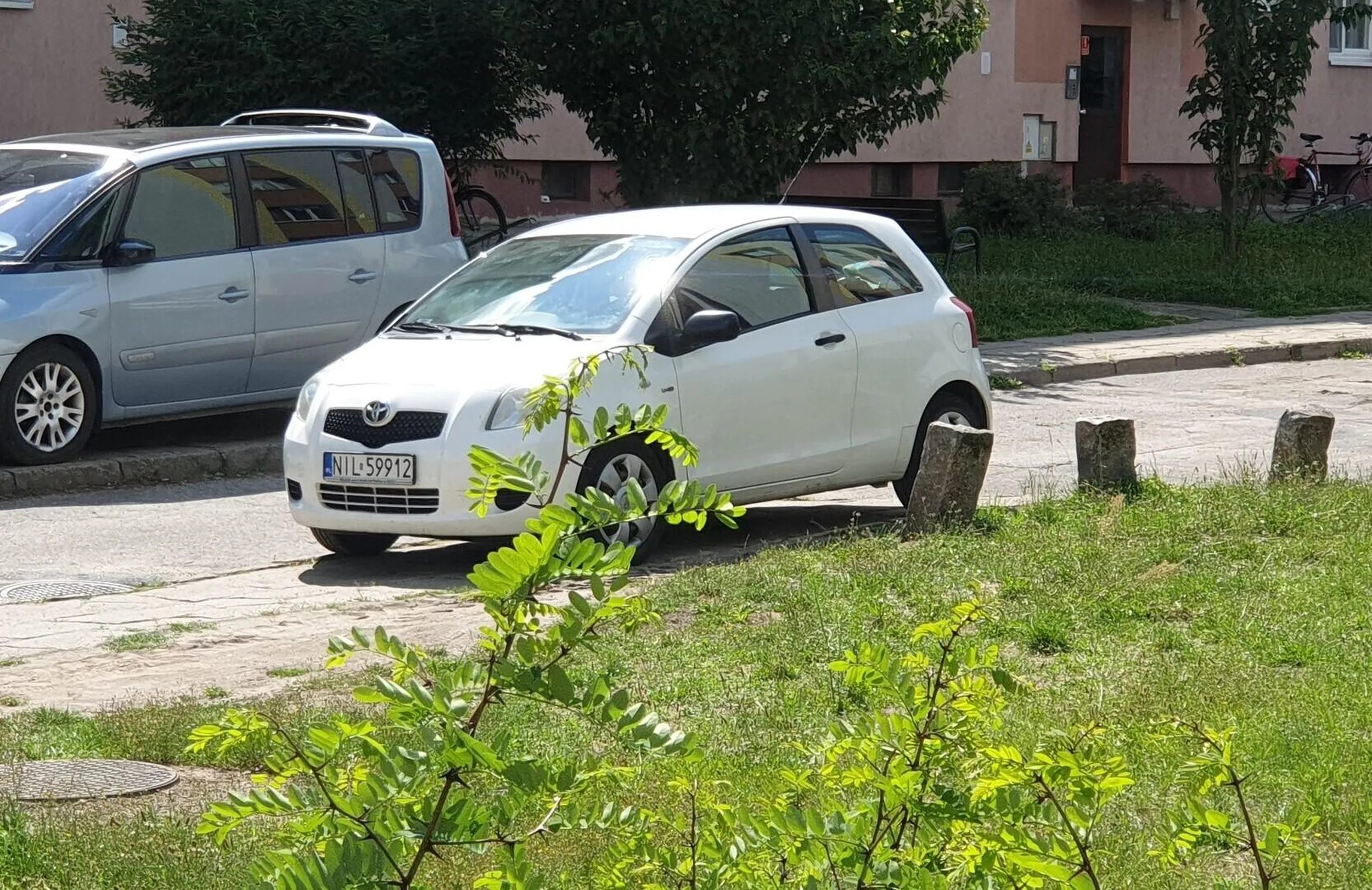 Parkuje po chamsku na środku chodnika, uniemożliwiając pieszym, w tym ewentualnie niepełnosprawnym i kobietom z wózkami poruszanie się bezpiecznie po osiedlu. Nie polecam ze względu na brak umiejętności życia w społeczeństwie.