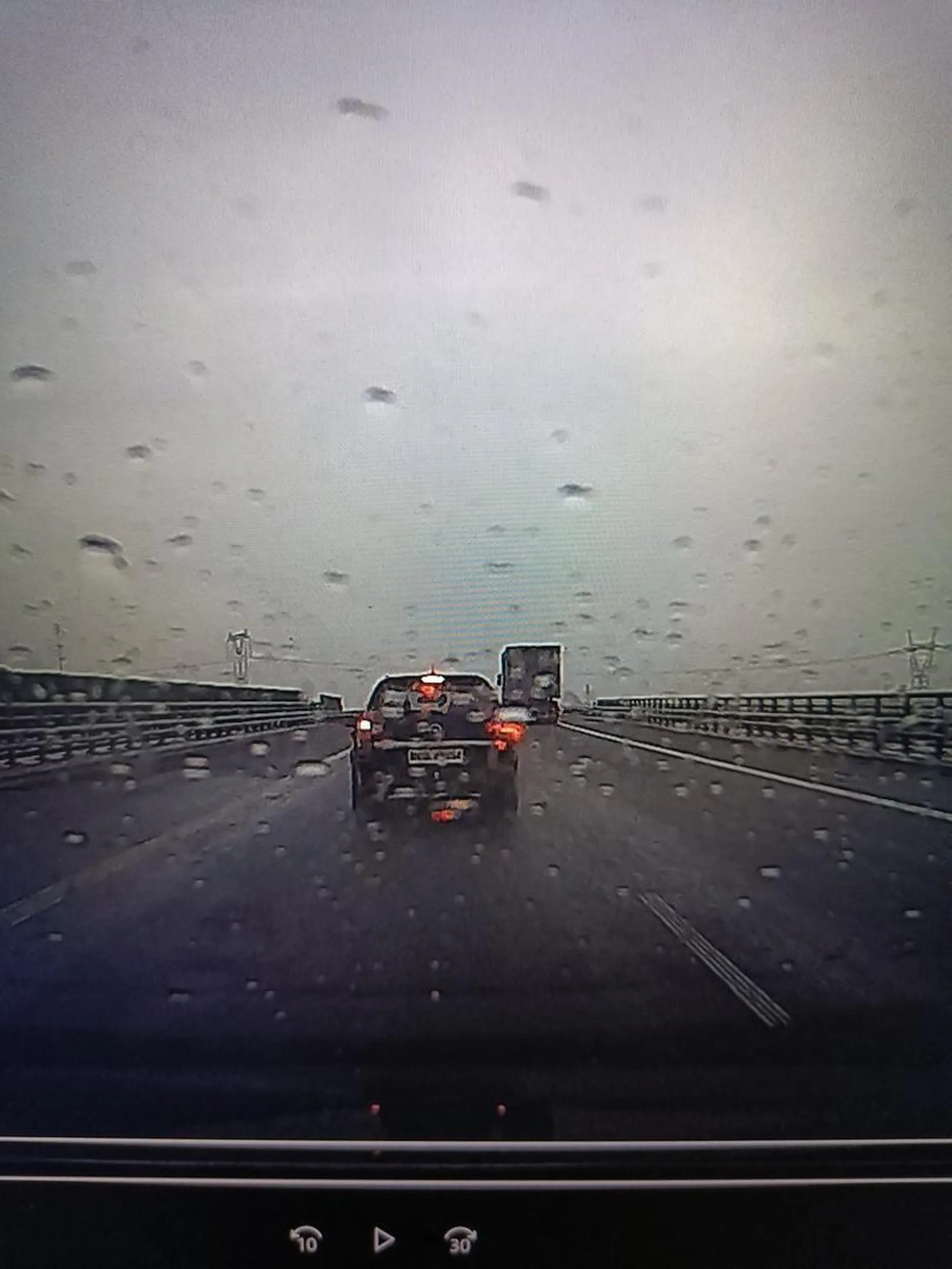 Kutas z lławy, przy intensywnym opadzie deszczu chciał wyprzedzić prawym pasem i zmieścić się przed tirem. Niestety 70 konny opel nie pozwala na takie manewry, jednak na blokowanie lewego pasa  i uciekanie po pokazaniu środkowego palca już jak najbardziej. Pierdol się ziomuś, mam nadzieję, że wykurwisz kiedyś w drzewo i nie będzie więcej takich imebcyli na drogach.