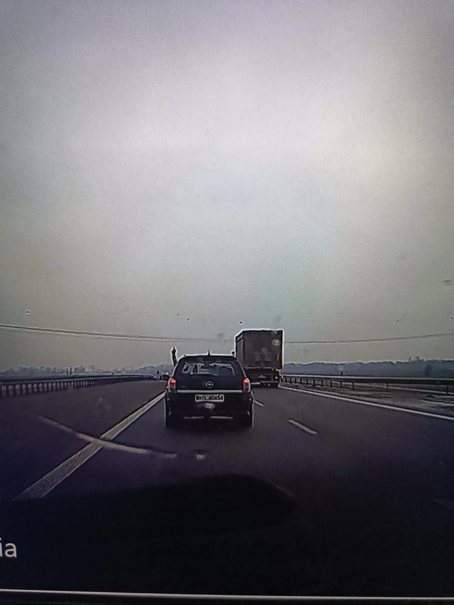 Kutas z lławy, przy intensywnym opadzie deszczu chciał wyprzedzić prawym pasem i zmieścić się przed tirem. Niestety 70 konny opel nie pozwala na takie manewry, jednak na blokowanie lewego pasa  i uciekanie po pokazaniu środkowego palca już jak najbardziej. Pierdol się ziomuś, mam nadzieję, że wykurwisz kiedyś w drzewo i nie będzie więcej takich imebcyli na drogach.