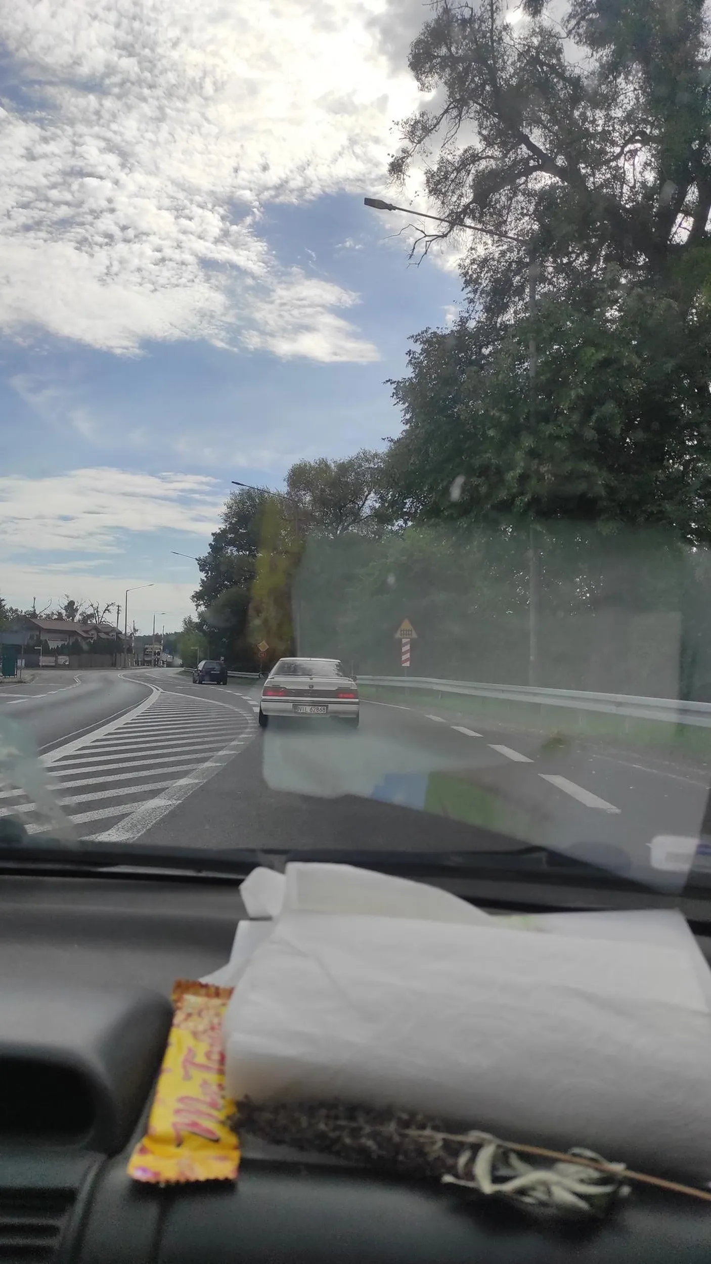 Niebezpieczna jazda. Wyprzedza i hamuje. A przy próbie wyprzedzenia, przyspiesza.