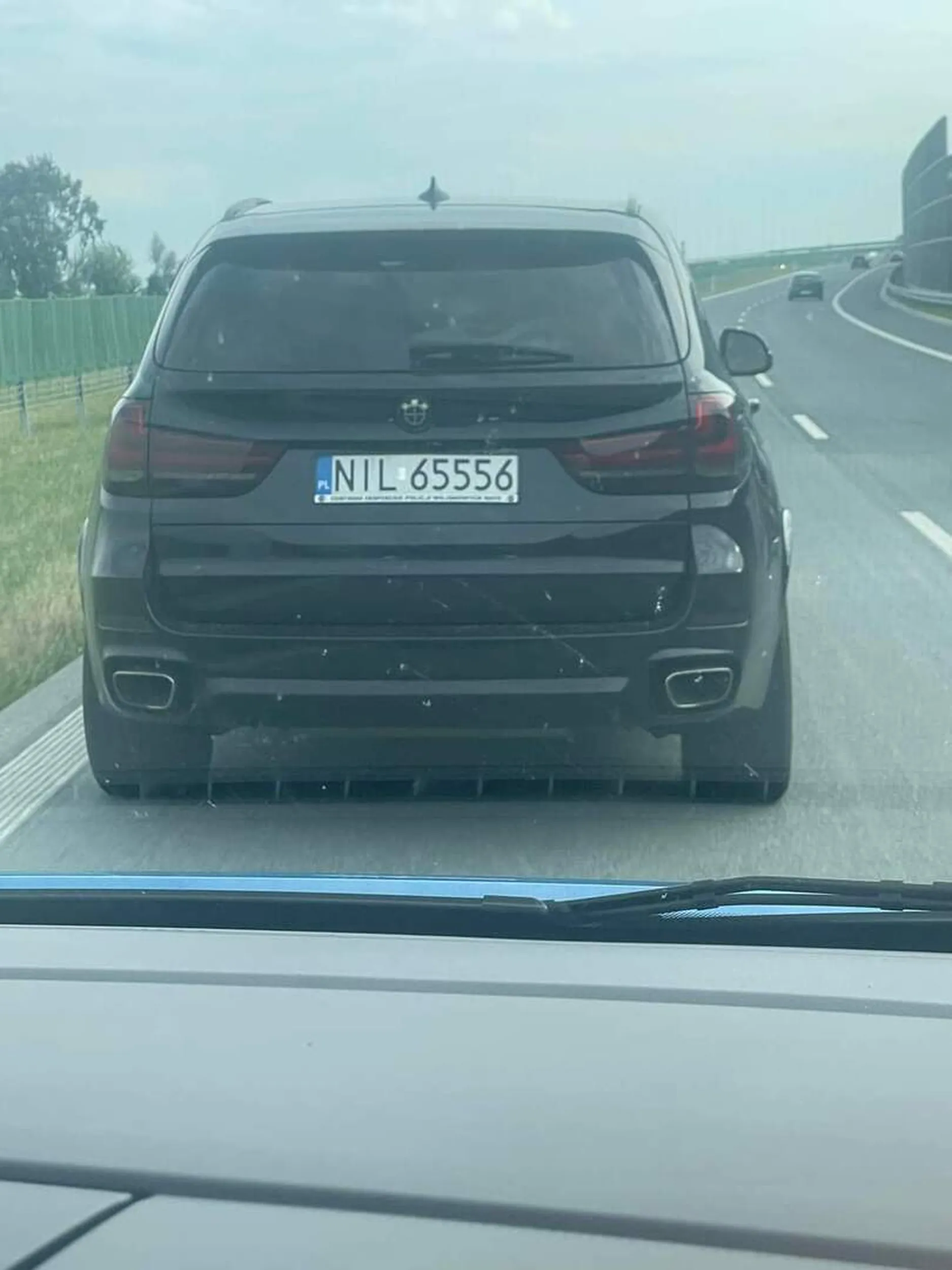 (post z fb z 24.07.2023) Dzisiaj przed godziną 18:00  wlaściciel tego samochodu raptownie zajechał nam drogę i o mały włos by nie doszło do wypadku, a potem zaczął specjalnie hamować i wstrzymywać ruch na drodze. To zdarzyło się na trasie nr 7 w okolicach Płońska. Piszę o tym, ponieważ właściciel tego pojazdu jest niepoważny i stwarza zagrożenie na drodze. PS: Mam nadzieję, że ten post dotrze do ciebie?