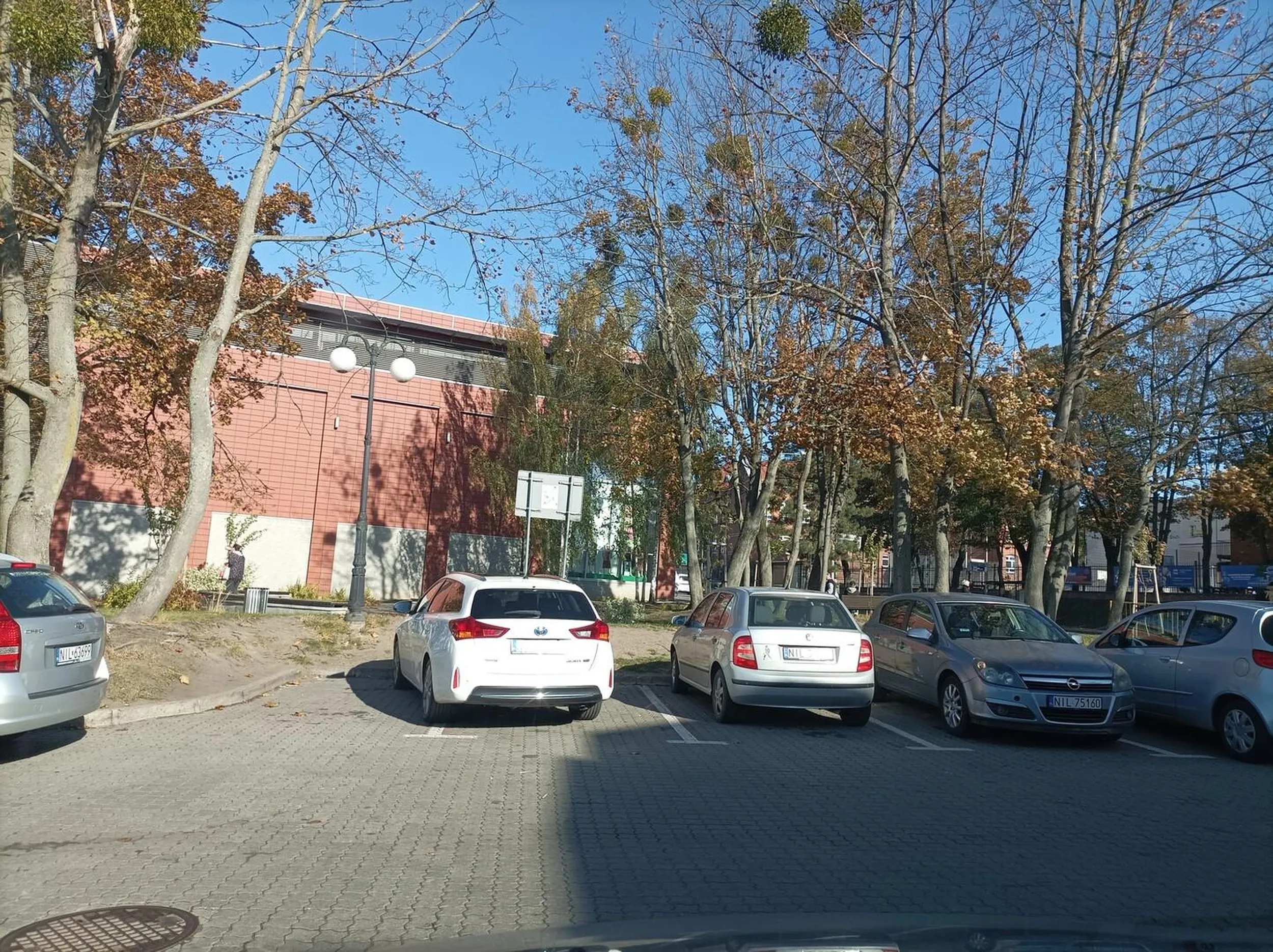 Naucz sie parkować w liniach .