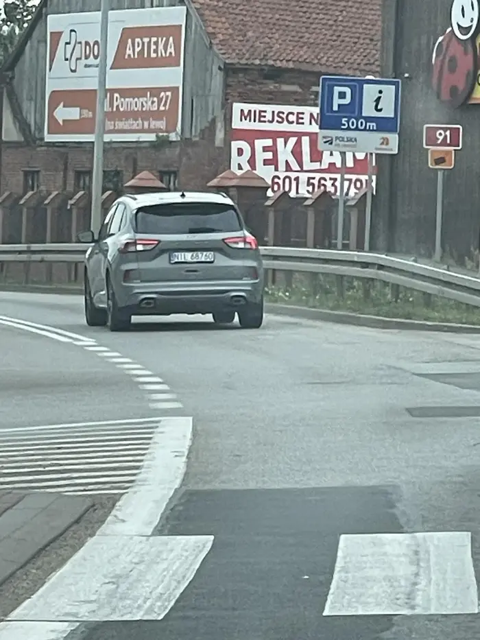 Kierowca nie zwraca uwagi na czerwone światło.