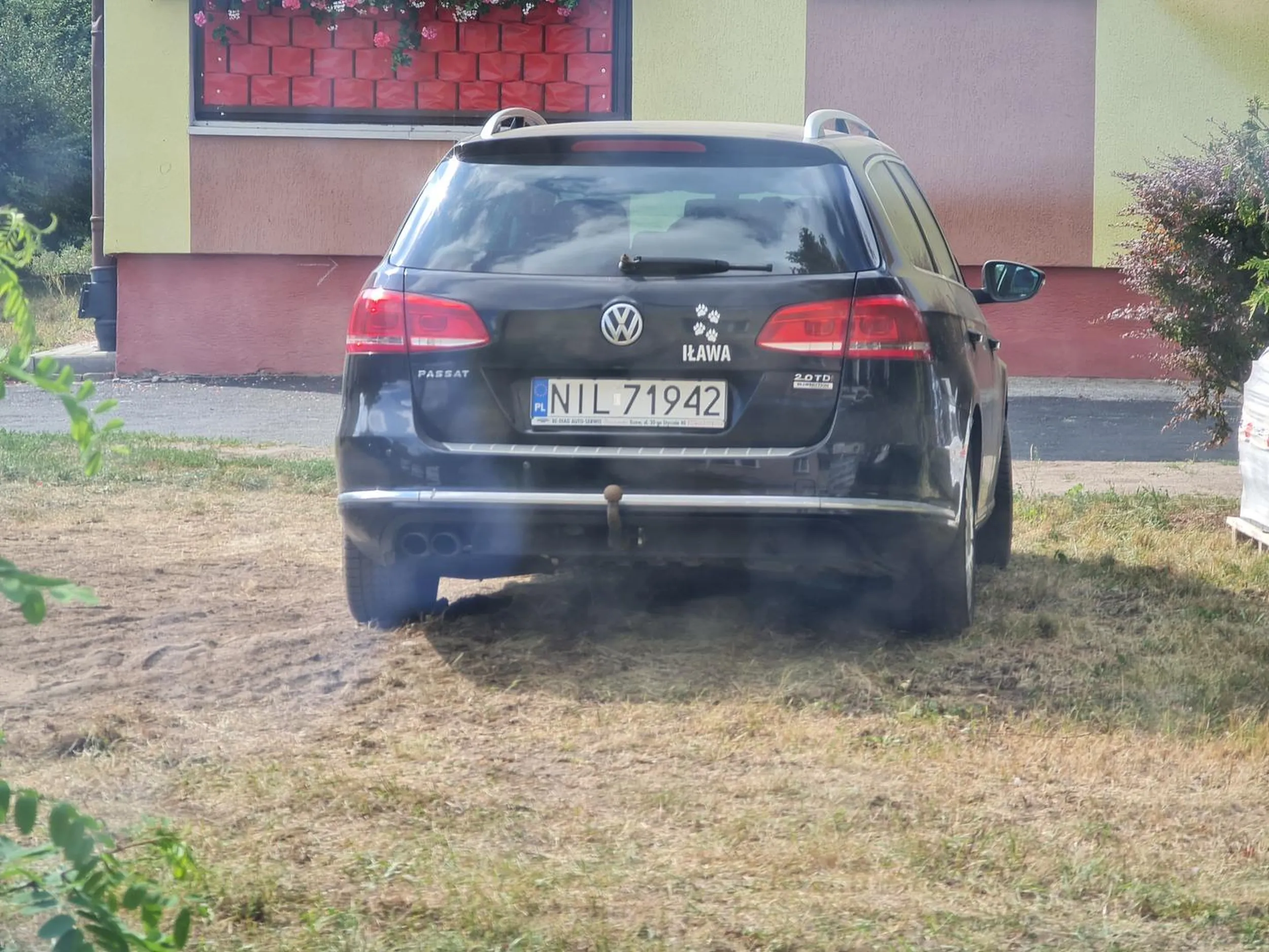 Wjazd na trawnik tuż pod oknami, bo tylko na chwilę do żłobka, bo nie ma miejsca itp. Po prostu chamstwo i nie dbanie o przystrzeń wspólną, bo to przecież nie pod ich domem.