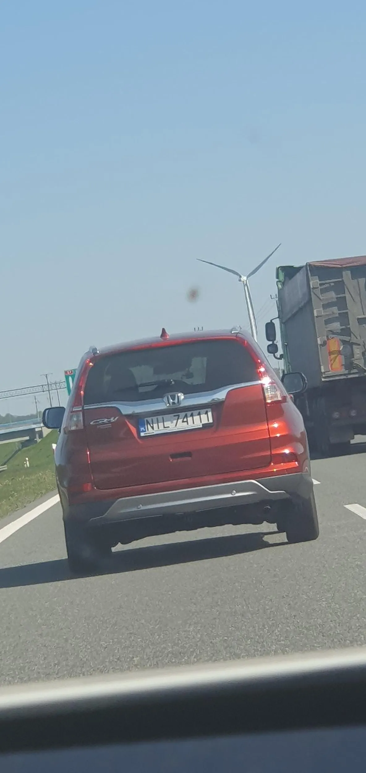 Jechałem ostatnio za gościem na trasie Elbląg-Pasłęk, wyprzedzanie ciągu ciężarówek z prędkością 110km/h a za nami ciąg samochodów bo był wcześniej korek na drodze po wypadku, gratuluję kierowcy wyobraźni...