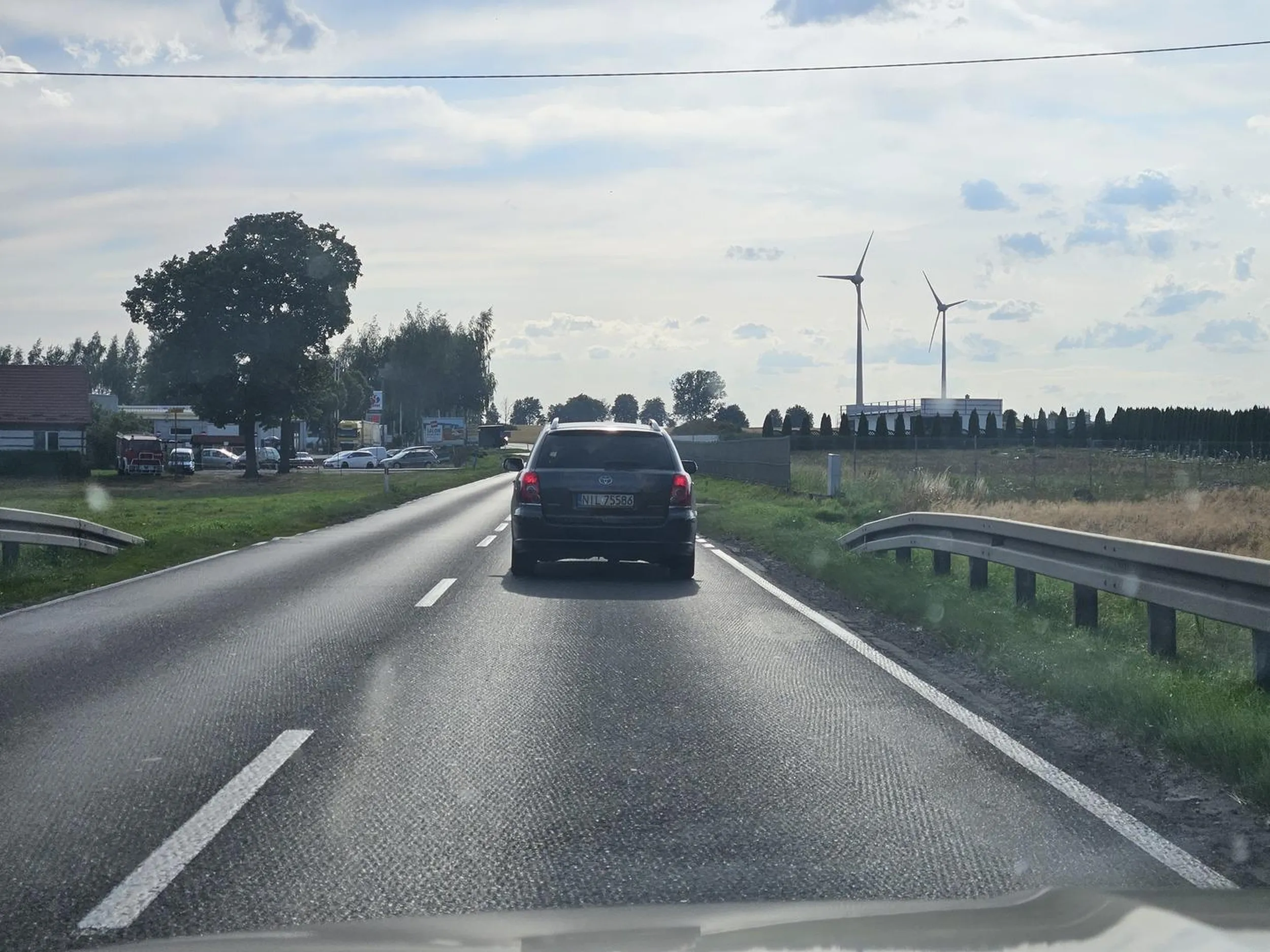 Chłopie jak się komuś wpierdzielasz przed maskę, to przeprasza się awaryjnymi, a nie pokazuje faka. Trochę kultury na tej wsi.