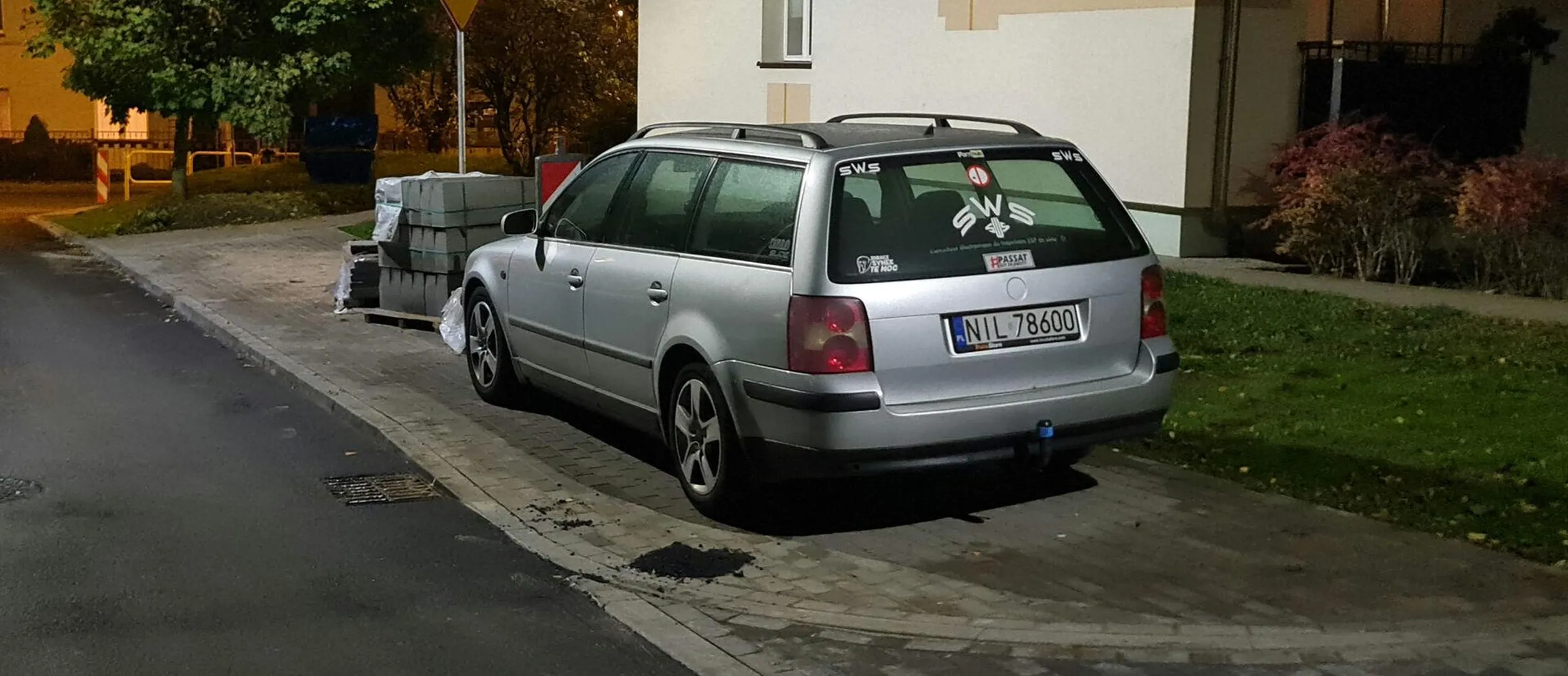 Jak widać, szmaciarz dalej parkuje jak cham. A komentarz niejakiego Mońka tylko pokazuje, jak niektórzy ludzie usprawiedliwiają robienie syfu wokół siebie i innych. Zachęcam do wysyłania fotek passata na policję, może oni nauczą jego właściciela zachowania w społeczeństwie( w co wątpię).