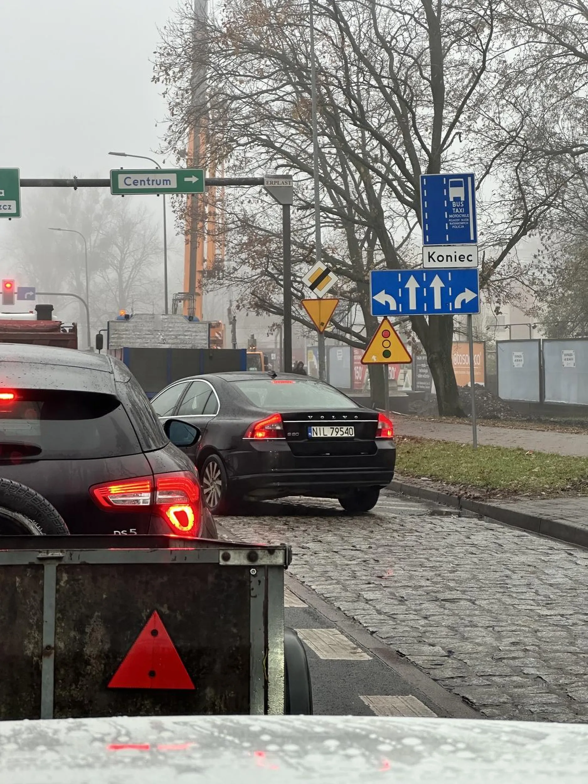 Typo omija korek buspasem, po czym na jana wciska się na siłę między samochody